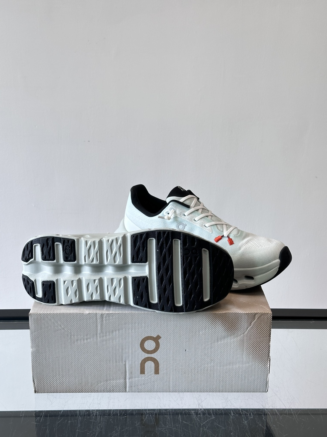 🌸On Cloudtilt情侣款👫跑鞋，瑞士品牌On昂跑出品，主打轻量化和缓震性能。鞋面采用透气网布，适