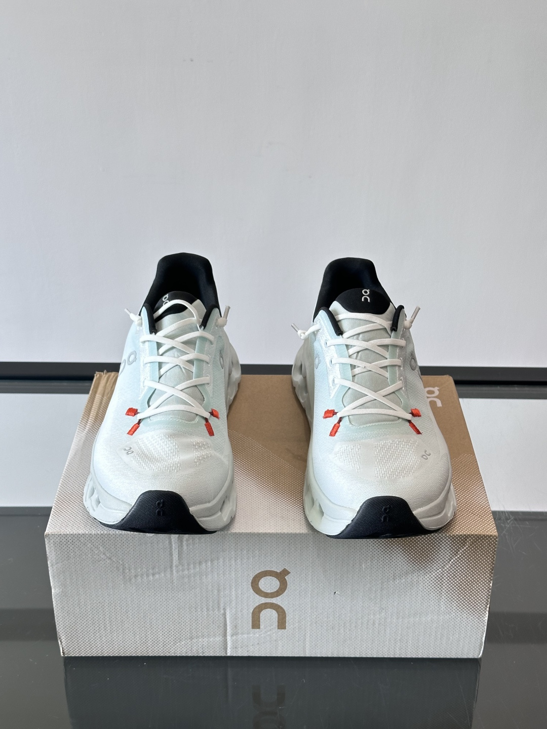 🌸On Cloudtilt情侣款👫跑鞋，瑞士品牌On昂跑出品，主打轻量化和缓震性能。鞋面采用透气网布，适