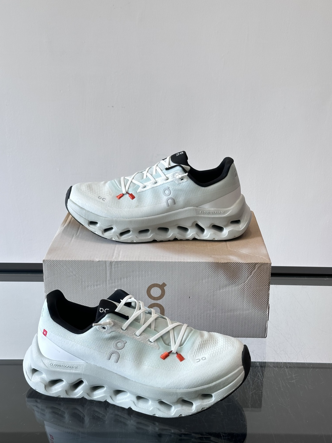 🌸On Cloudtilt情侣款👫跑鞋，瑞士品牌On昂跑出品，主打轻量化和缓震性能。鞋面采用透气网布，适