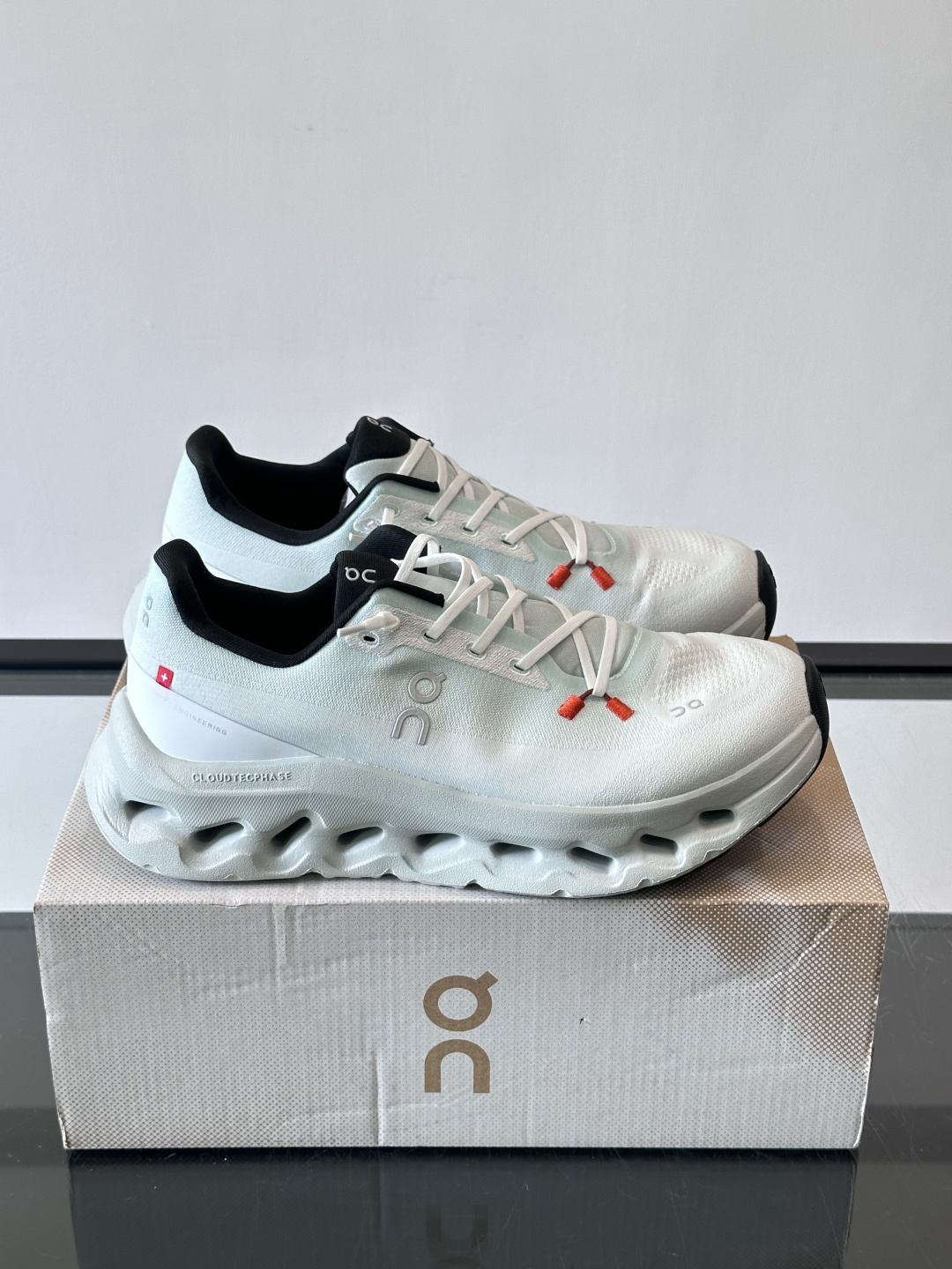 🌸On Cloudtilt情侣款👫跑鞋，瑞士品牌On昂跑出品，主打轻量化和缓震性能。鞋面采用透气网布，适