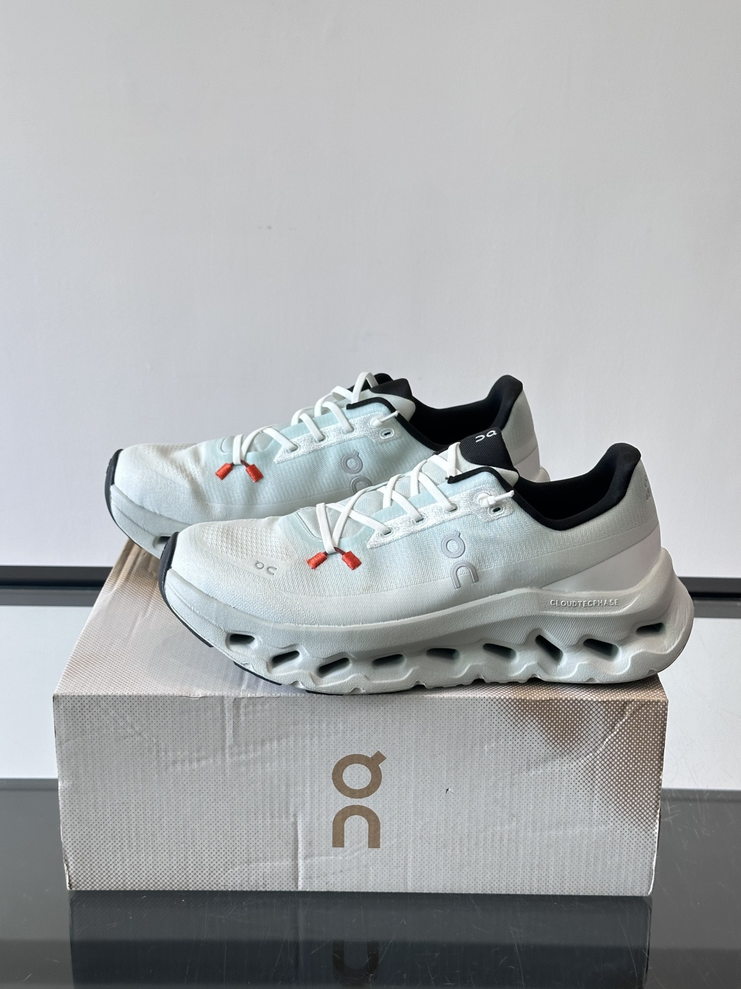 🌸On Cloudtilt情侣款👫跑鞋，瑞士品牌On昂跑出品，主打轻量化和缓震性能。鞋面采用透气网布，适