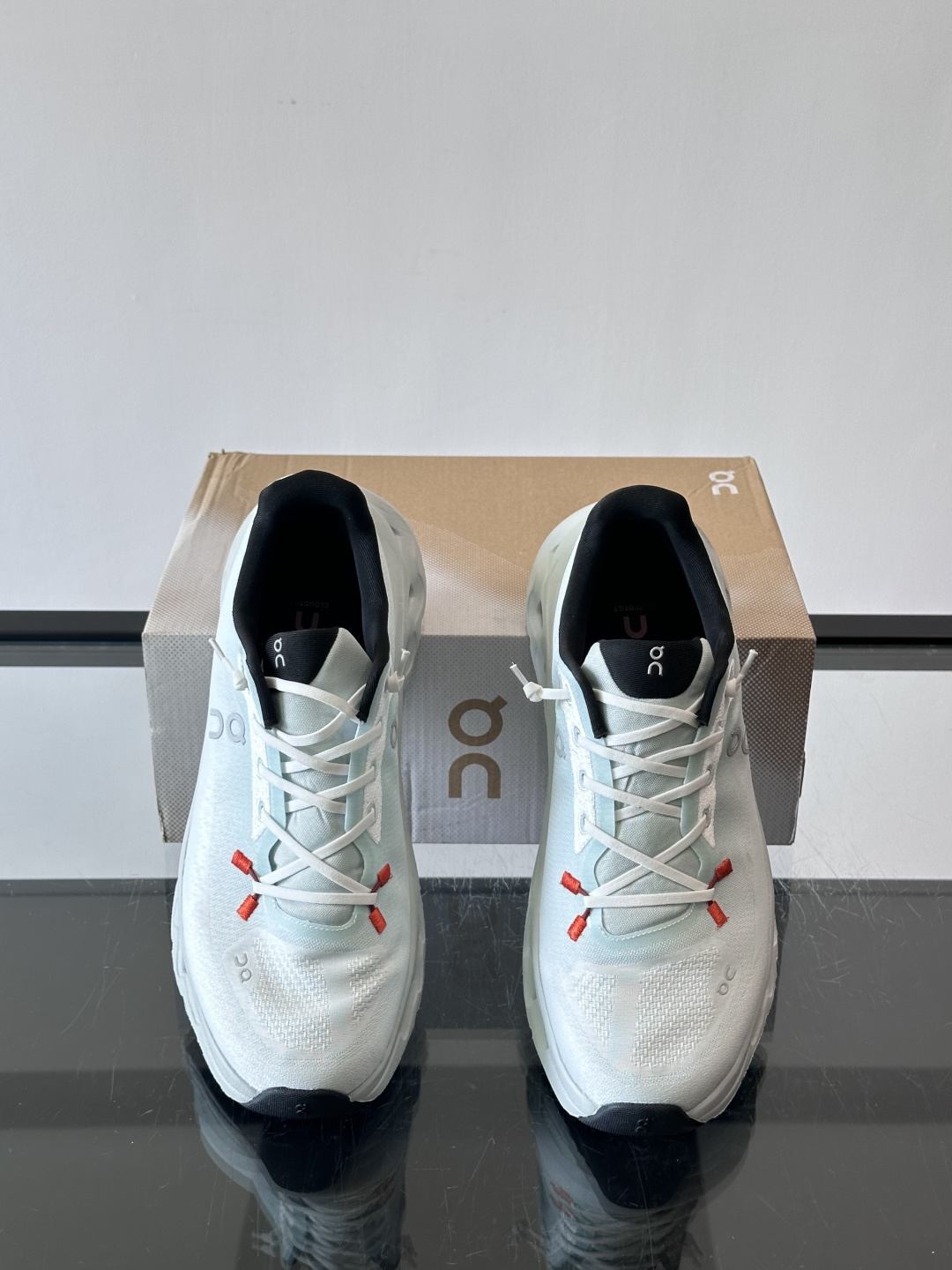 🌸On Cloudtilt情侣款👫跑鞋，瑞士品牌On昂跑出品，主打轻量化和缓震性能。鞋面采用透气网布，适