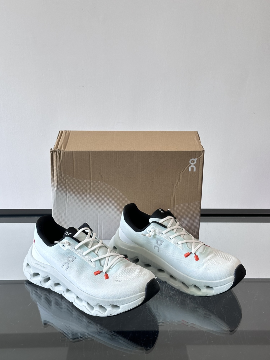 🌸On Cloudtilt情侣款👫跑鞋，瑞士品牌On昂跑出品，主打轻量化和缓震性能。鞋面采用透气网布，适