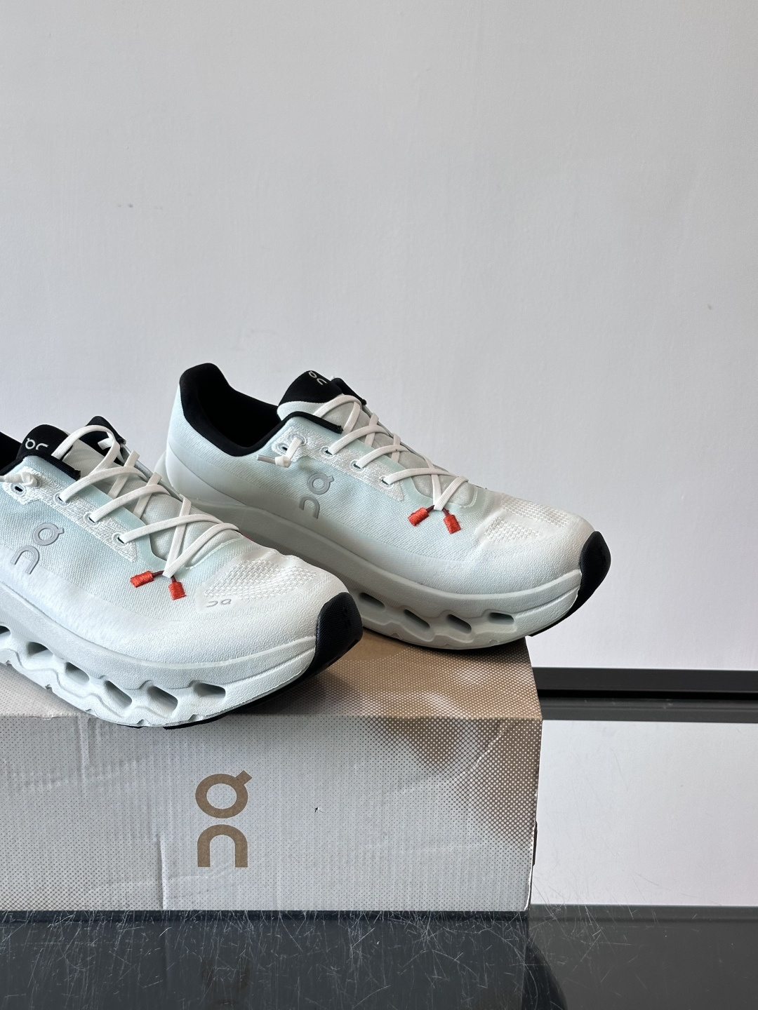 🌸On Cloudtilt情侣款👫跑鞋，瑞士品牌On昂跑出品，主打轻量化和缓震性能。鞋面采用透气网布，适