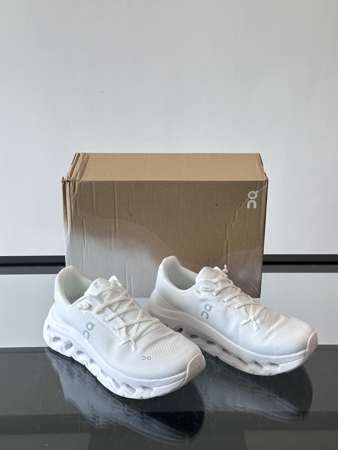 🌸On Cloudtilt情侣款👫跑鞋，瑞士品牌On昂跑出品，主打轻量化和缓震性能。鞋面采用透气网布，适