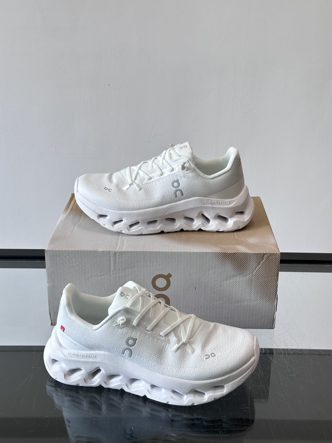 🌸On Cloudtilt情侣款👫跑鞋，瑞士品牌On昂跑出品，主打轻量化和缓震性能。鞋面采用透气网布，适