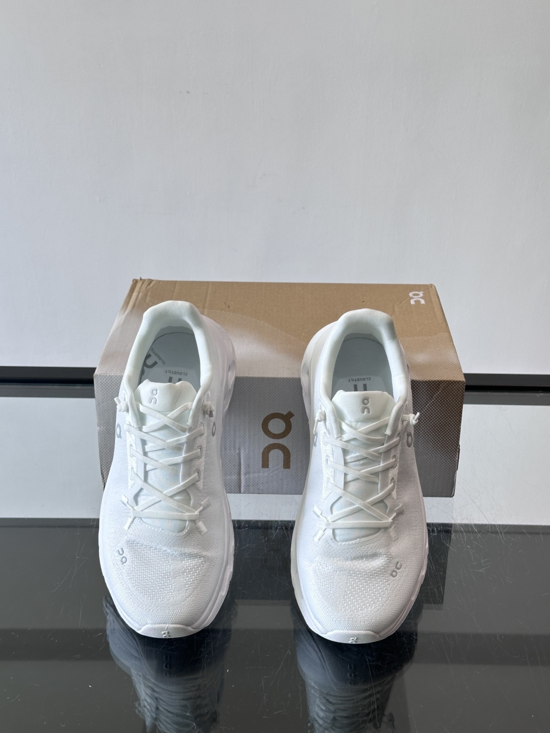 🌸On Cloudtilt情侣款👫跑鞋，瑞士品牌On昂跑出品，主打轻量化和缓震性能。鞋面采用透气网布，适