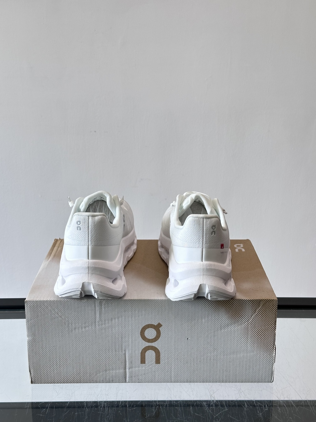 🌸On Cloudtilt情侣款👫跑鞋，瑞士品牌On昂跑出品，主打轻量化和缓震性能。鞋面采用透气网布，适