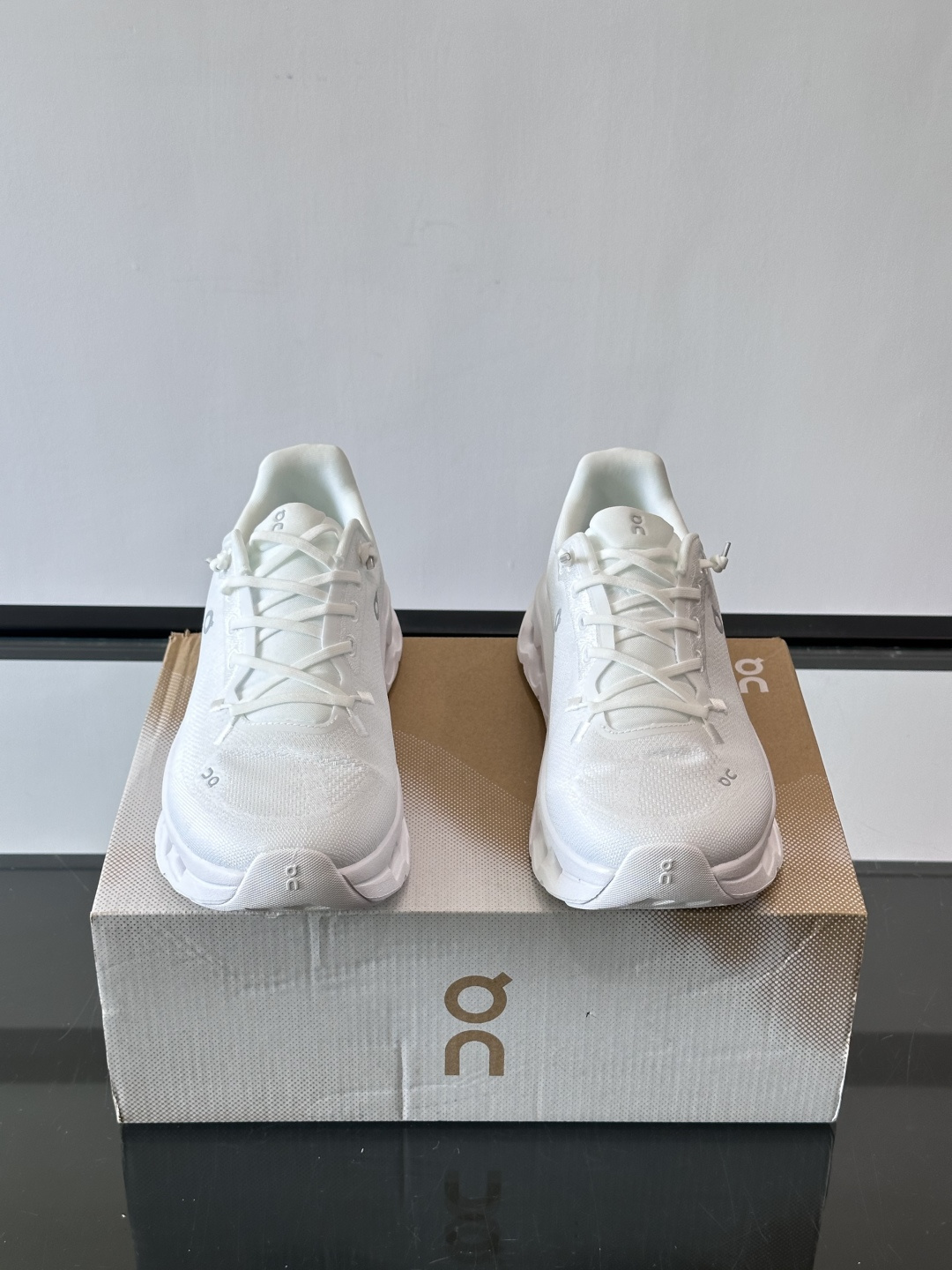 🌸On Cloudtilt情侣款👫跑鞋，瑞士品牌On昂跑出品，主打轻量化和缓震性能。鞋面采用透气网布，适