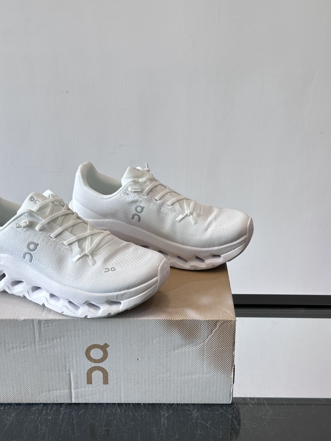 🌸On Cloudtilt情侣款👫跑鞋，瑞士品牌On昂跑出品，主打轻量化和缓震性能。鞋面采用透气网布，适