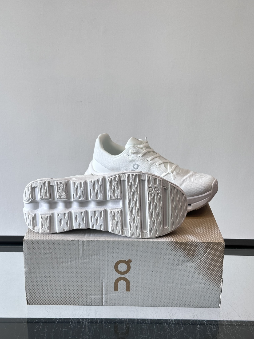 🌸On Cloudtilt情侣款👫跑鞋，瑞士品牌On昂跑出品，主打轻量化和缓震性能。鞋面采用透气网布，适