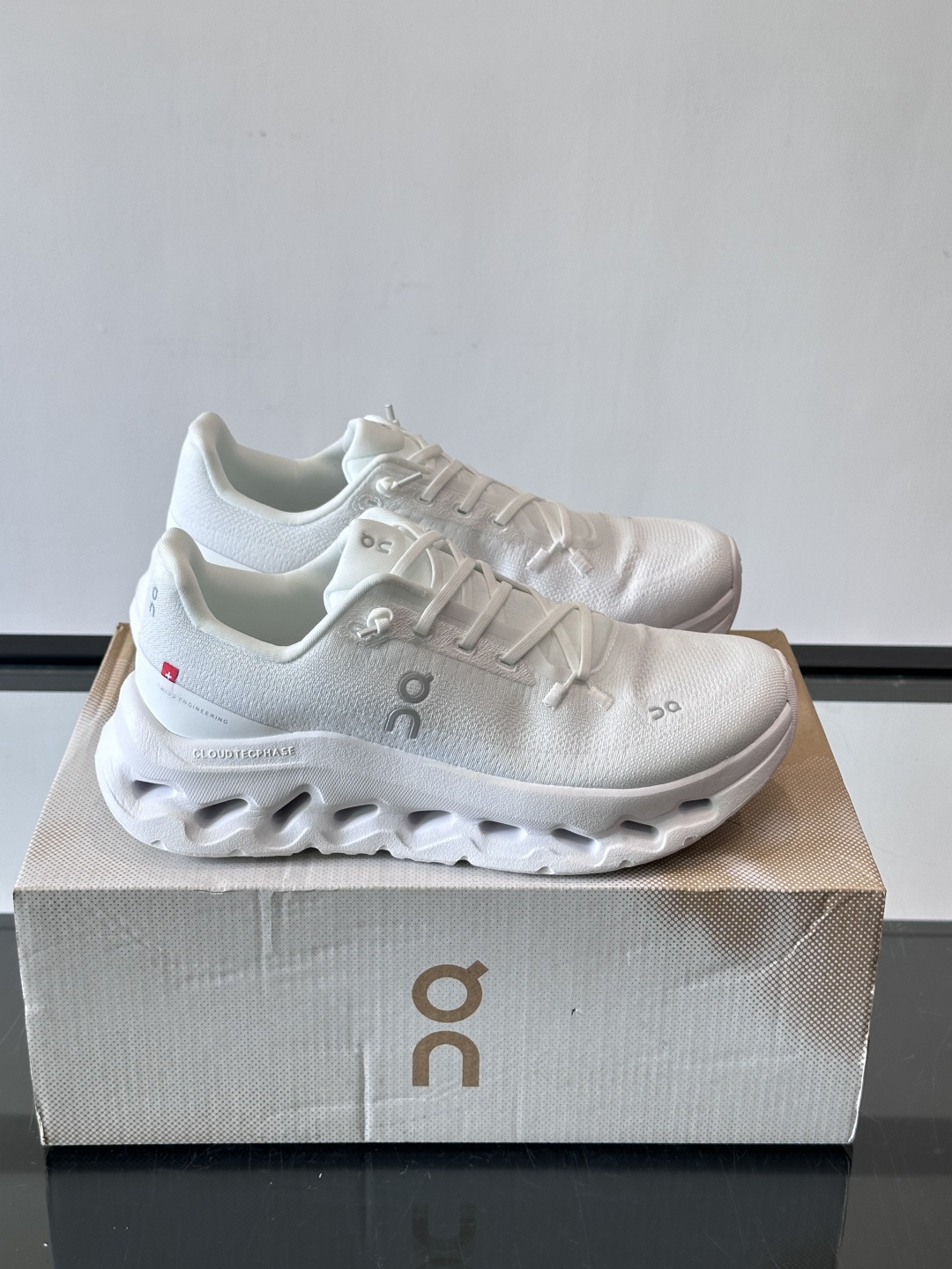 🌸On Cloudtilt情侣款👫跑鞋，瑞士品牌On昂跑出品，主打轻量化和缓震性能。鞋面采用透气网布，适