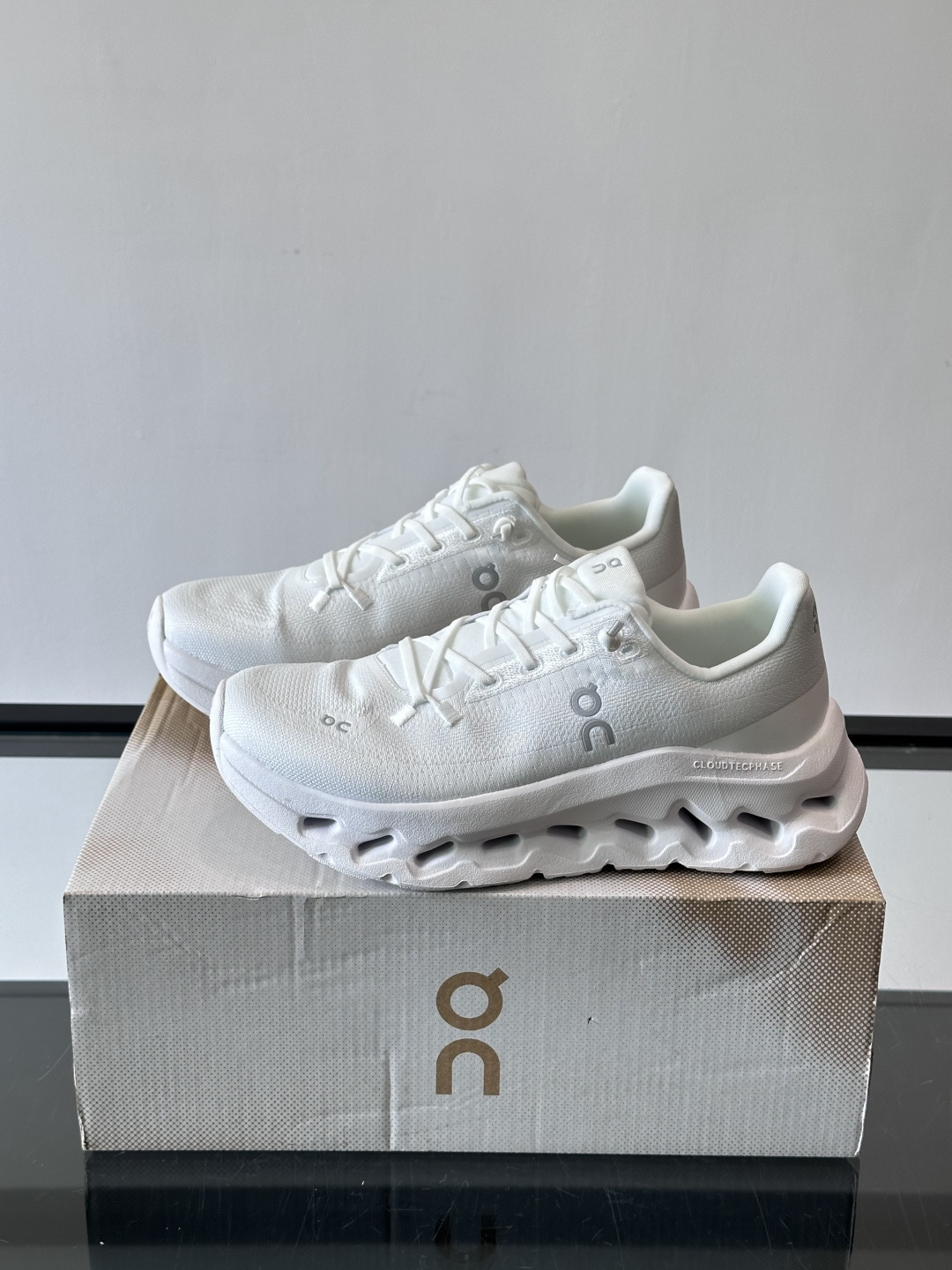 🌸On Cloudtilt情侣款👫跑鞋，瑞士品牌On昂跑出品，主打轻量化和缓震性能。鞋面采用透气网布，适