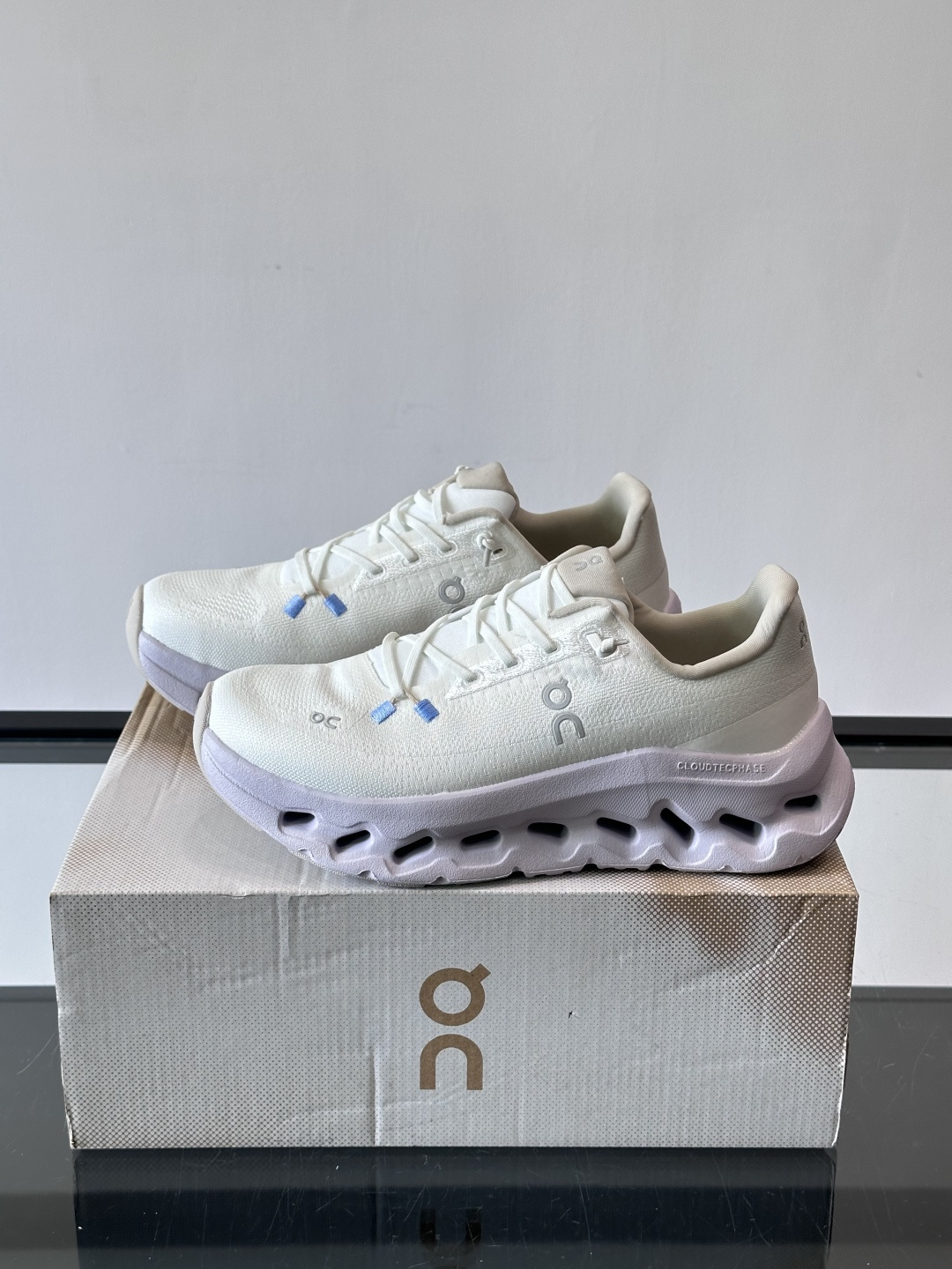 🌸On Cloudtilt情侣款👫跑鞋，瑞士品牌On昂跑出品，主打轻量化和缓震性能。鞋面采用透气网布，适