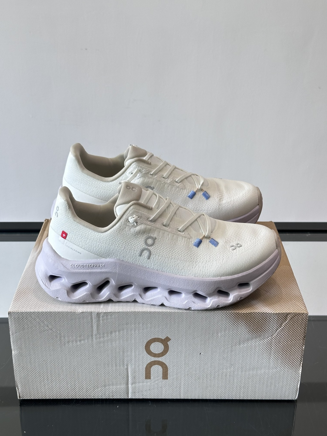 🌸On Cloudtilt情侣款👫跑鞋，瑞士品牌On昂跑出品，主打轻量化和缓震性能。鞋面采用透气网布，适