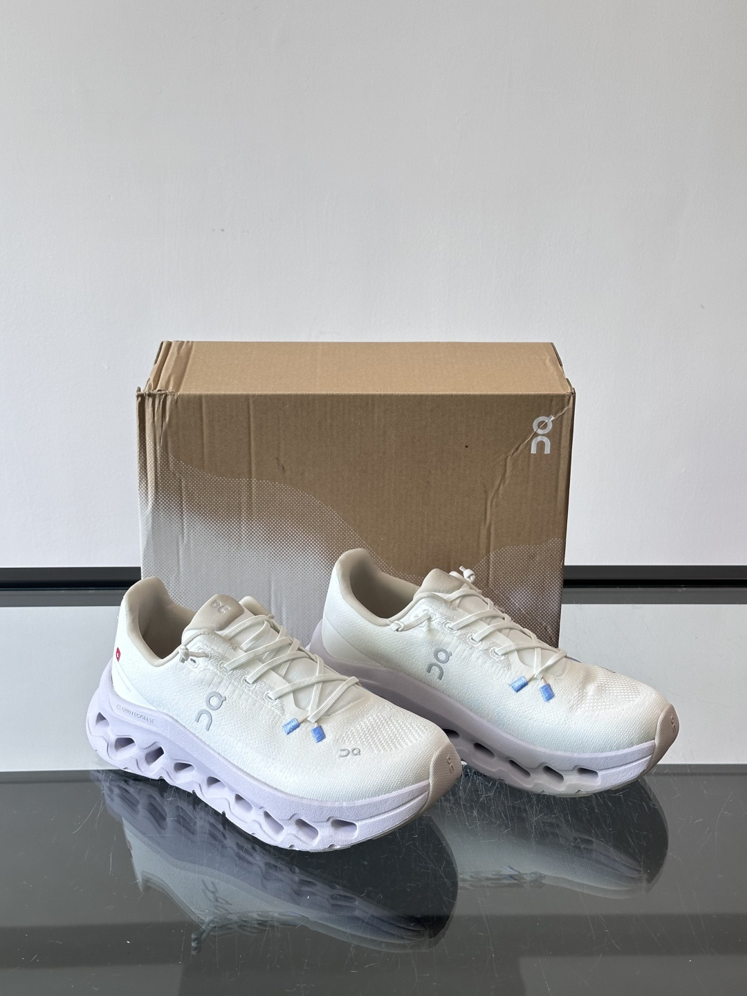 🌸On Cloudtilt情侣款👫跑鞋，瑞士品牌On昂跑出品，主打轻量化和缓震性能。鞋面采用透气网布，适