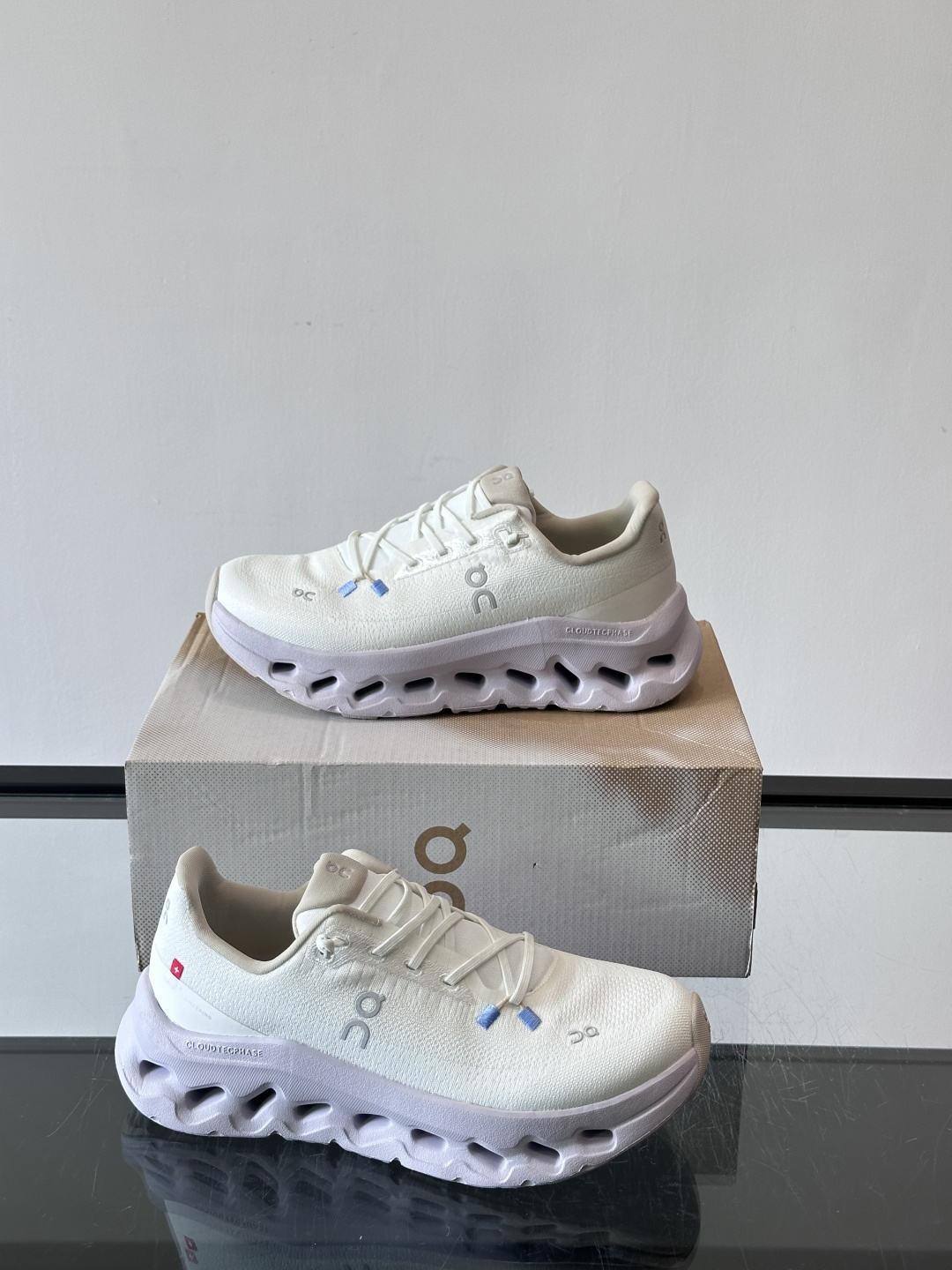 🌸On Cloudtilt情侣款👫跑鞋，瑞士品牌On昂跑出品，主打轻量化和缓震性能。鞋面采用透气网布，适