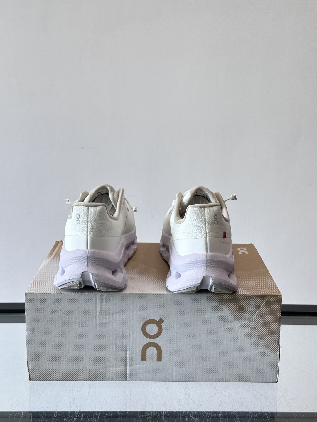 🌸On Cloudtilt情侣款👫跑鞋，瑞士品牌On昂跑出品，主打轻量化和缓震性能。鞋面采用透气网布，适