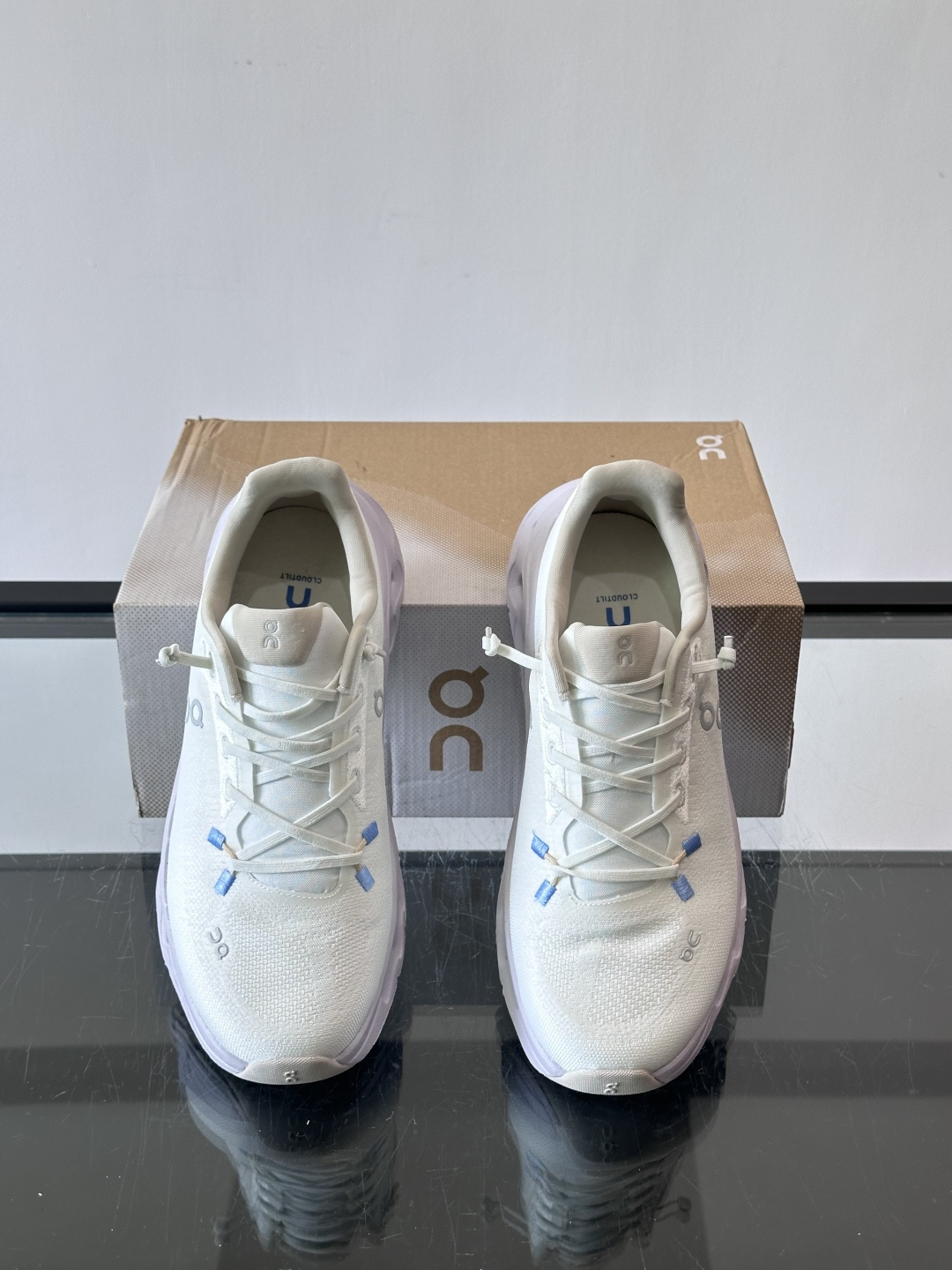 🌸On Cloudtilt情侣款👫跑鞋，瑞士品牌On昂跑出品，主打轻量化和缓震性能。鞋面采用透气网布，适