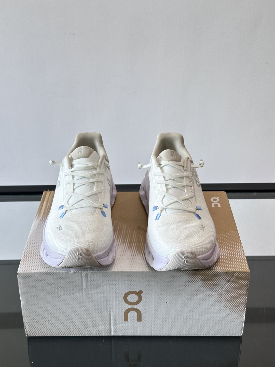 🌸On Cloudtilt情侣款👫跑鞋，瑞士品牌On昂跑出品，主打轻量化和缓震性能。鞋面采用透气网布，适