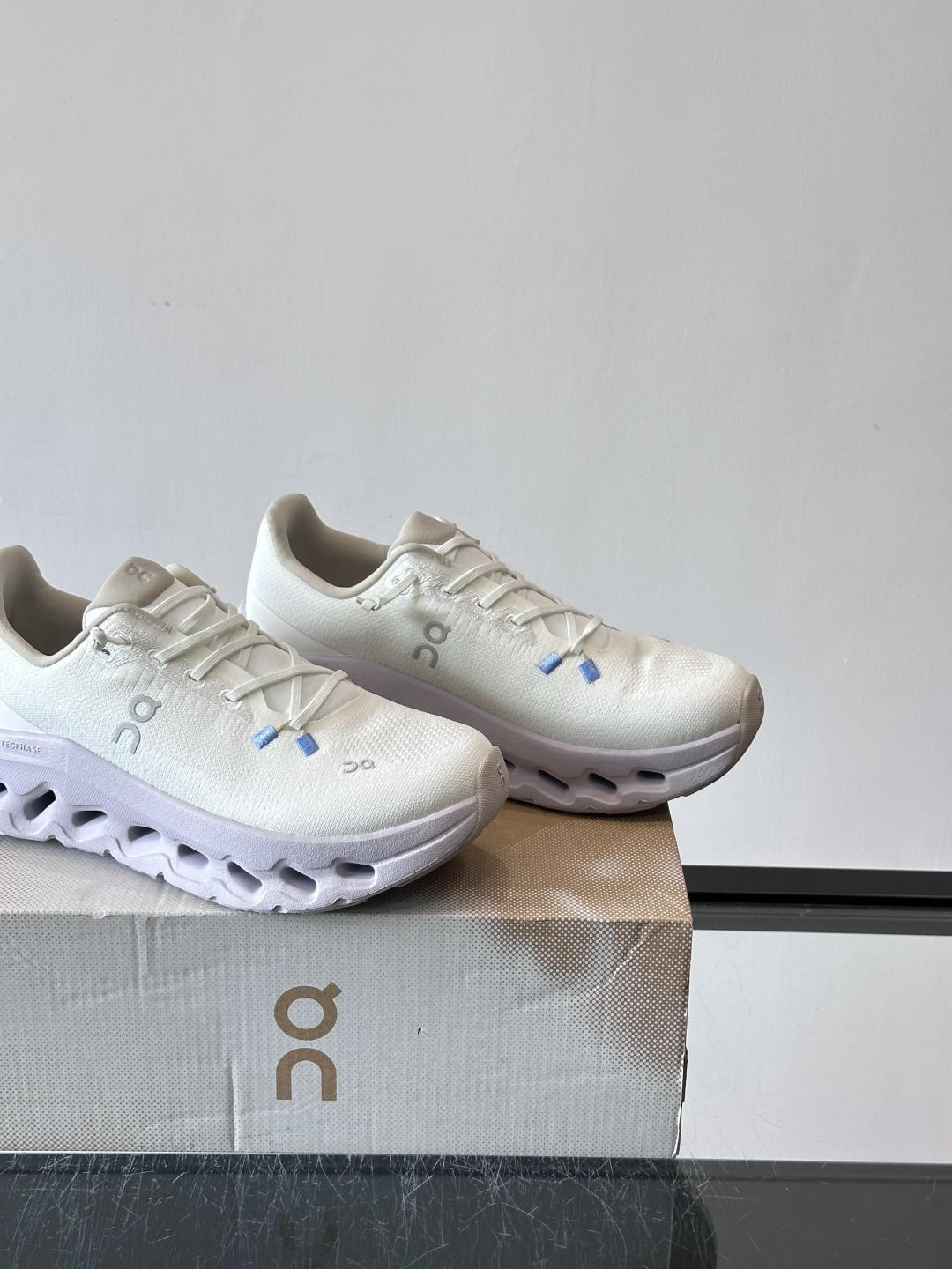 🌸On Cloudtilt情侣款👫跑鞋，瑞士品牌On昂跑出品，主打轻量化和缓震性能。鞋面采用透气网布，适