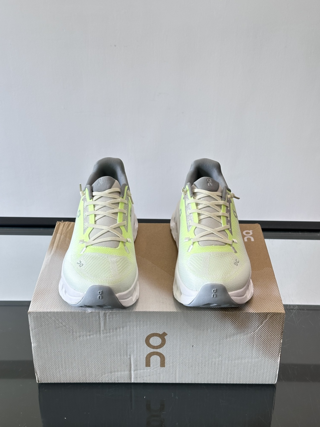 🌸On Cloudtilt情侣款👫跑鞋，瑞士品牌On昂跑出品，主打轻量化和缓震性能。鞋面采用透气网布，适