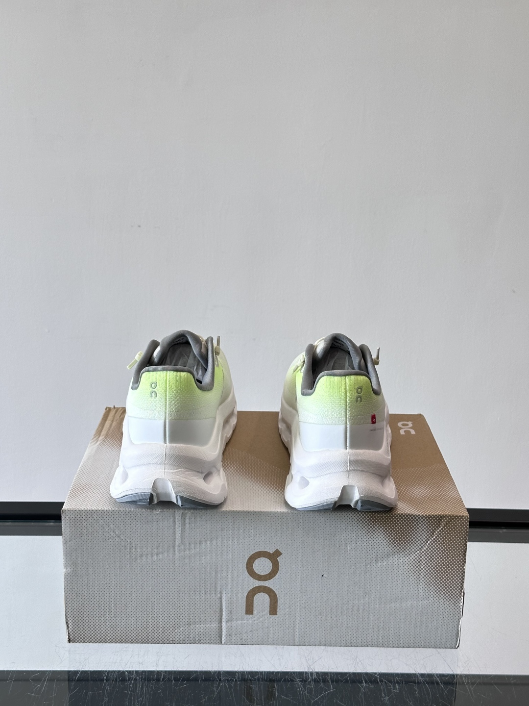 🌸On Cloudtilt情侣款👫跑鞋，瑞士品牌On昂跑出品，主打轻量化和缓震性能。鞋面采用透气网布，适