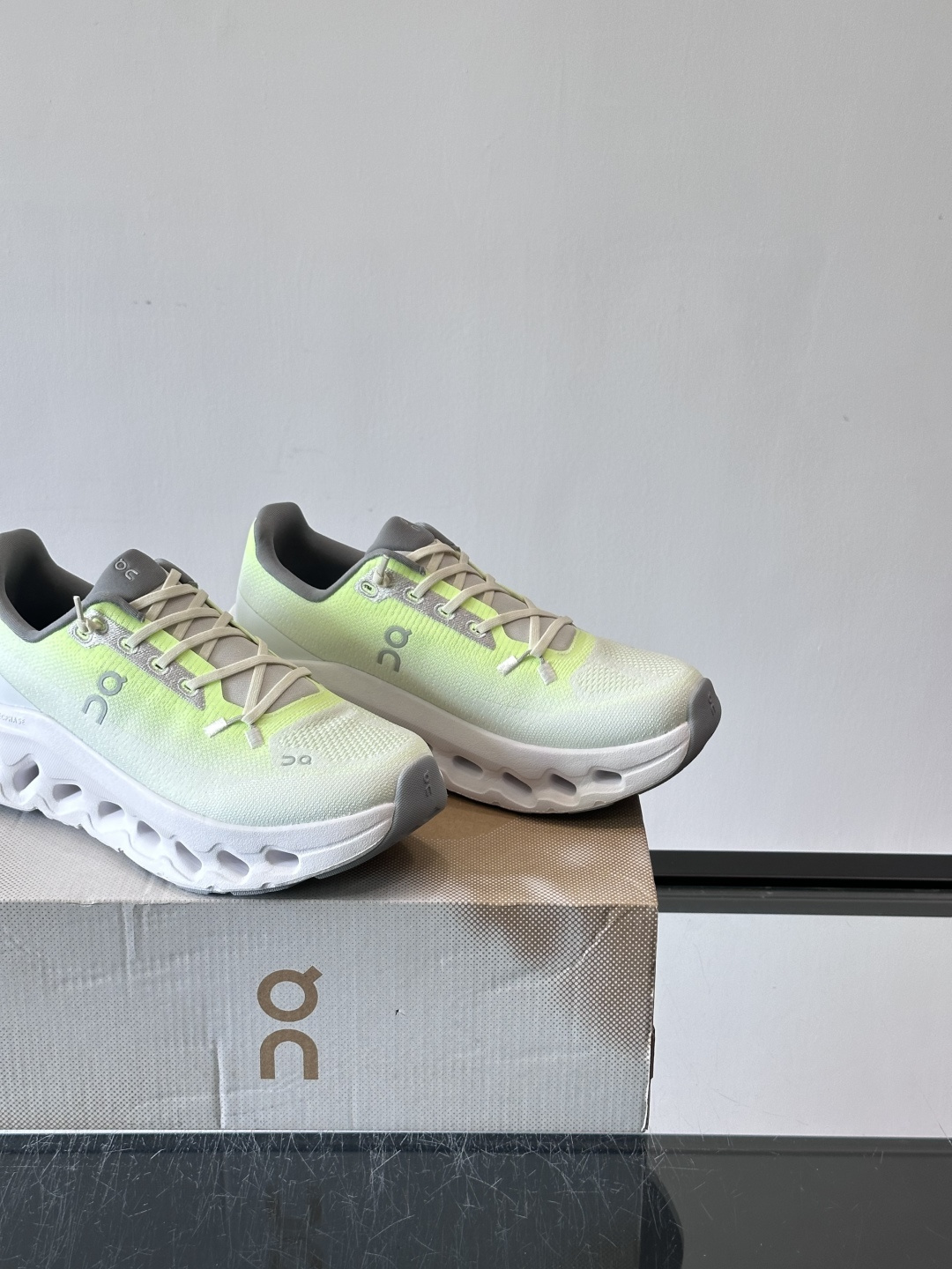 🌸On Cloudtilt情侣款👫跑鞋，瑞士品牌On昂跑出品，主打轻量化和缓震性能。鞋面采用透气网布，适