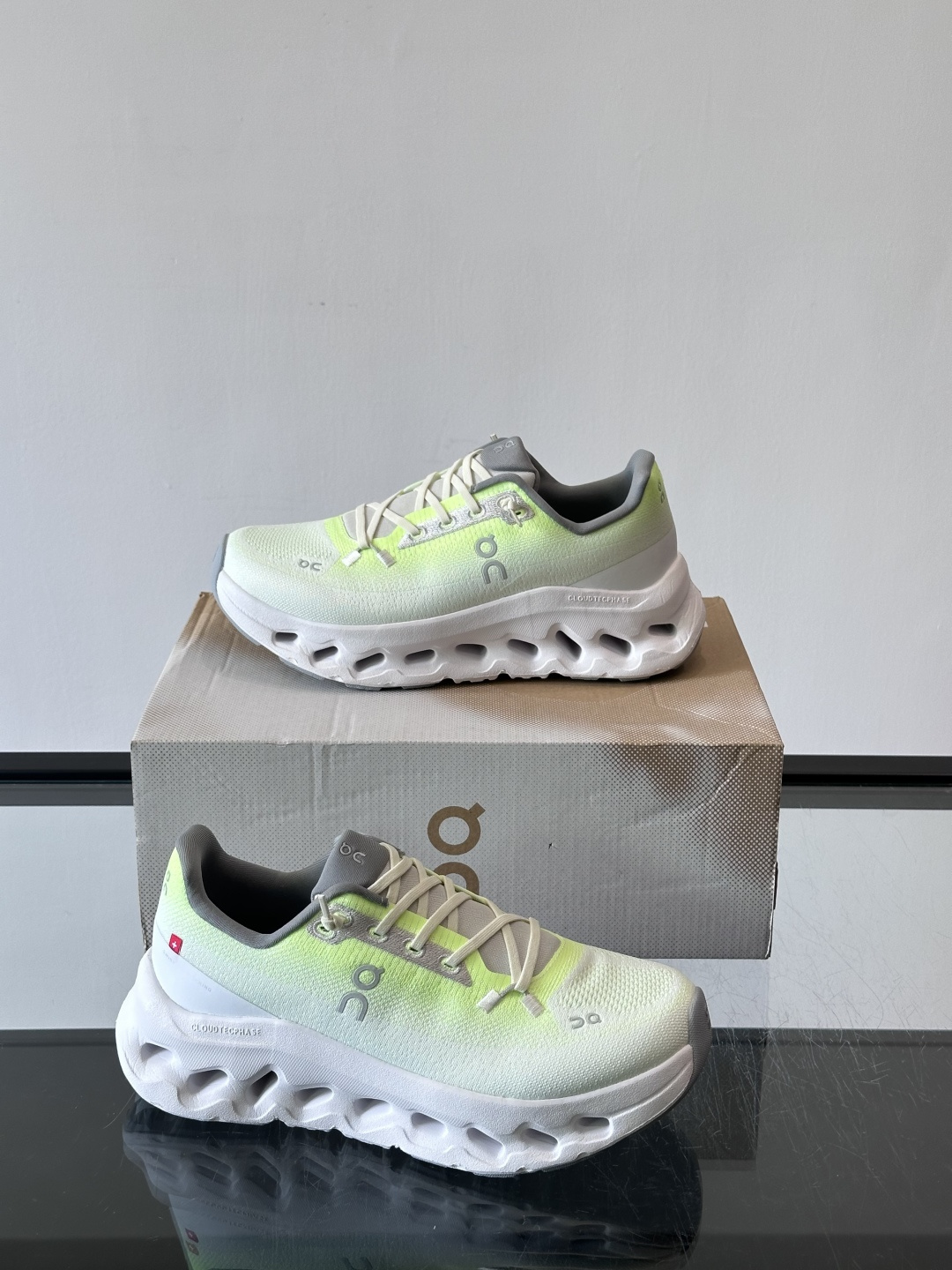 🌸On Cloudtilt情侣款👫跑鞋，瑞士品牌On昂跑出品，主打轻量化和缓震性能。鞋面采用透气网布，适