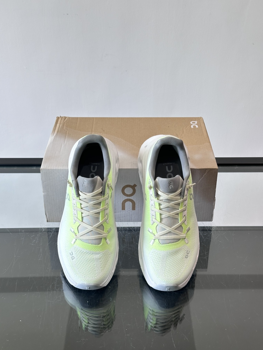 🌸On Cloudtilt情侣款👫跑鞋，瑞士品牌On昂跑出品，主打轻量化和缓震性能。鞋面采用透气网布，适