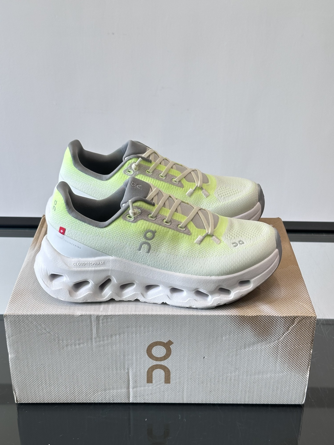 🌸On Cloudtilt情侣款👫跑鞋，瑞士品牌On昂跑出品，主打轻量化和缓震性能。鞋面采用透气网布，适