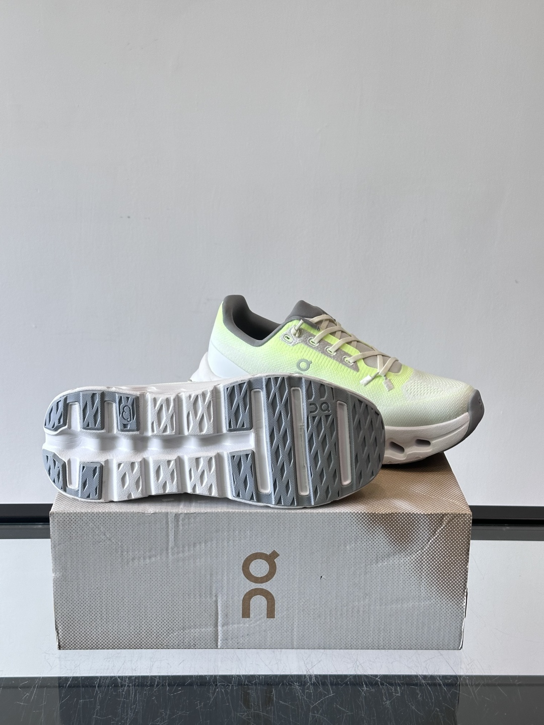 🌸On Cloudtilt情侣款👫跑鞋，瑞士品牌On昂跑出品，主打轻量化和缓震性能。鞋面采用透气网布，适