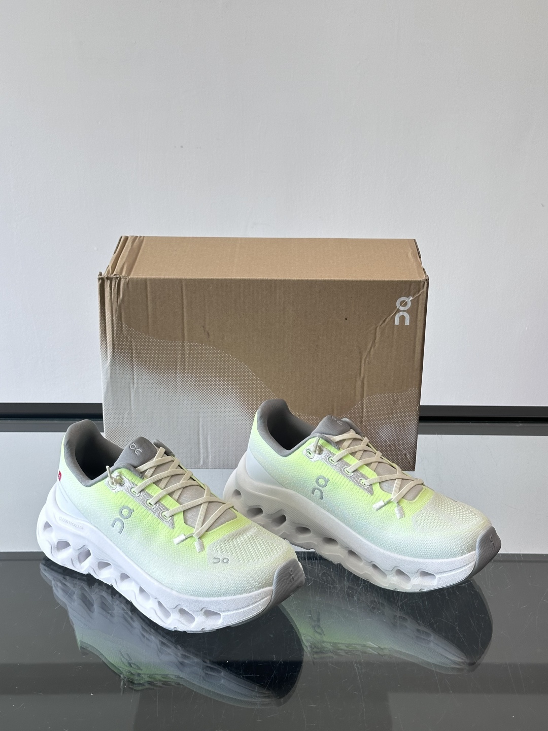 🌸On Cloudtilt情侣款👫跑鞋，瑞士品牌On昂跑出品，主打轻量化和缓震性能。鞋面采用透气网布，适