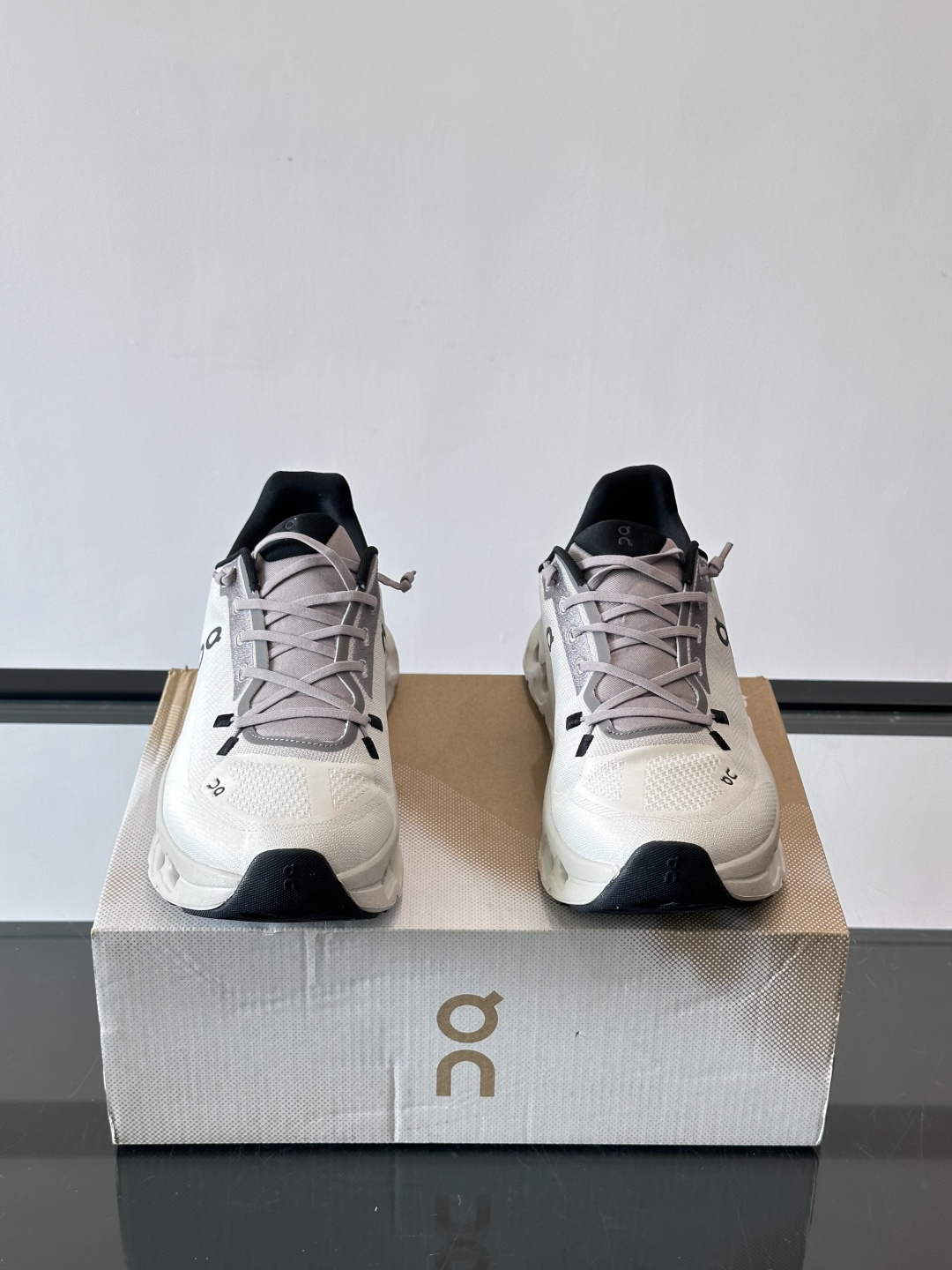 🌸On Cloudtilt情侣款👫跑鞋，瑞士品牌On昂跑出品，主打轻量化和缓震性能。鞋面采用透气网布，适