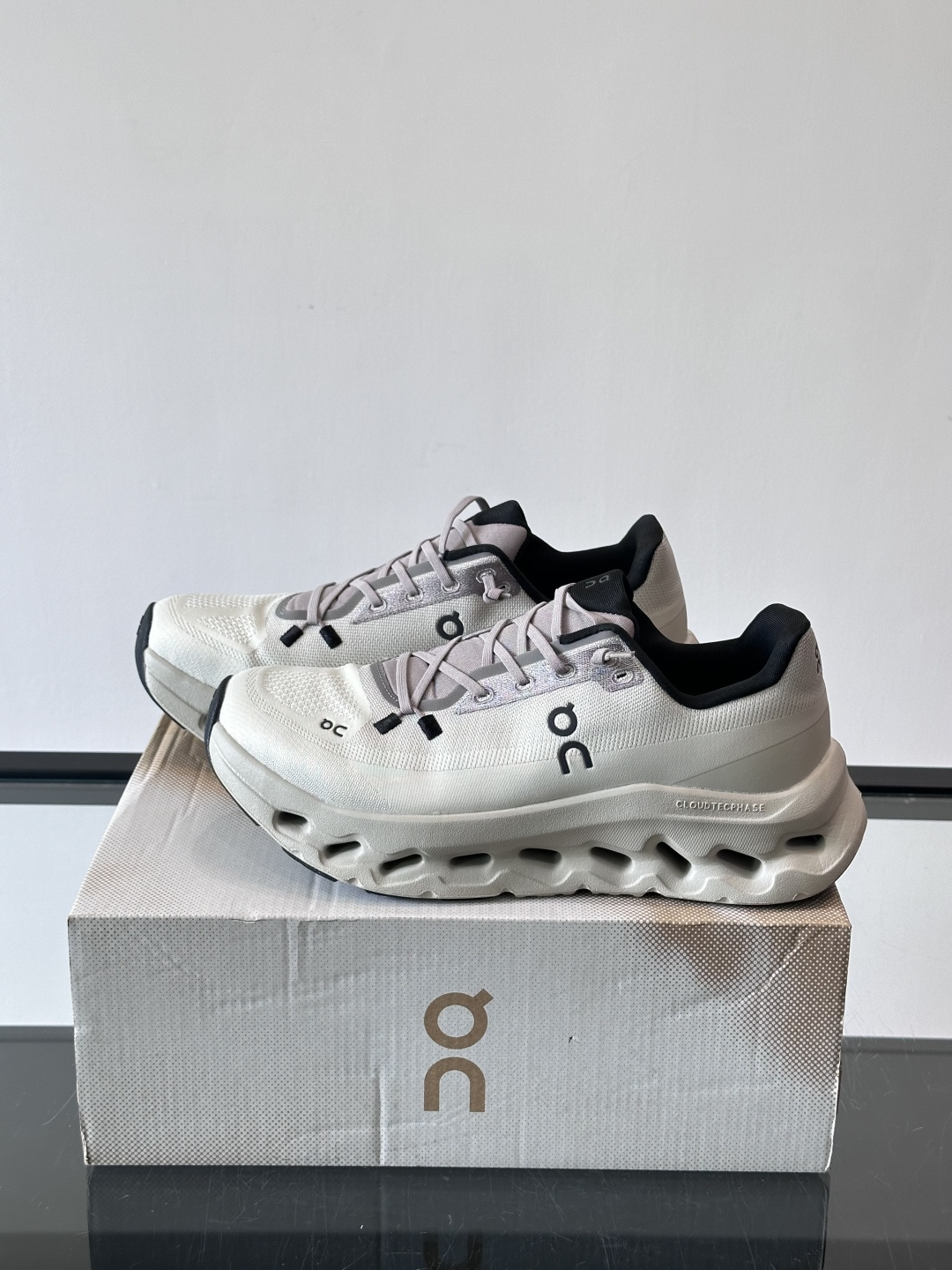 🌸On Cloudtilt情侣款👫跑鞋，瑞士品牌On昂跑出品，主打轻量化和缓震性能。鞋面采用透气网布，适