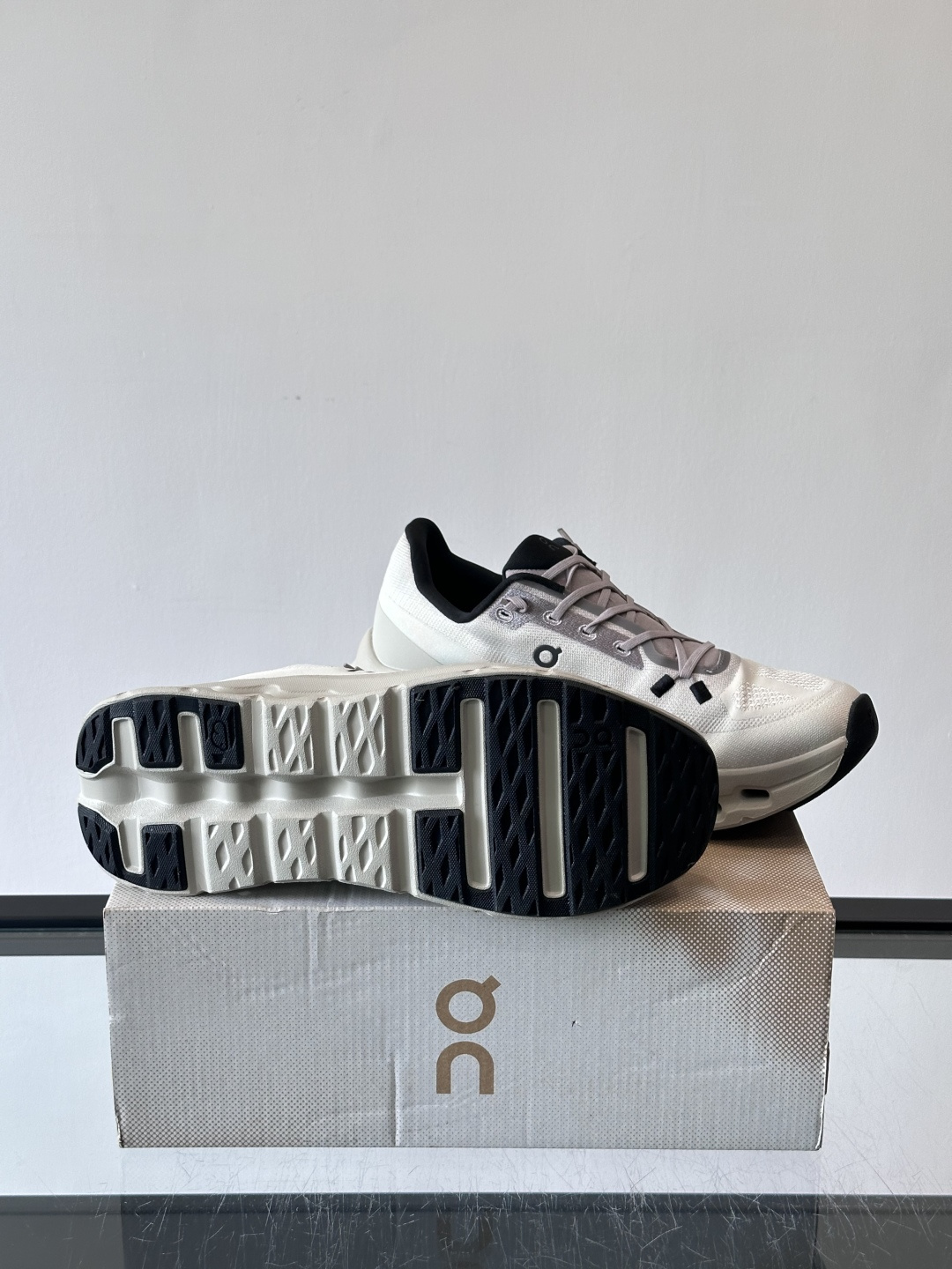 🌸On Cloudtilt情侣款👫跑鞋，瑞士品牌On昂跑出品，主打轻量化和缓震性能。鞋面采用透气网布，适