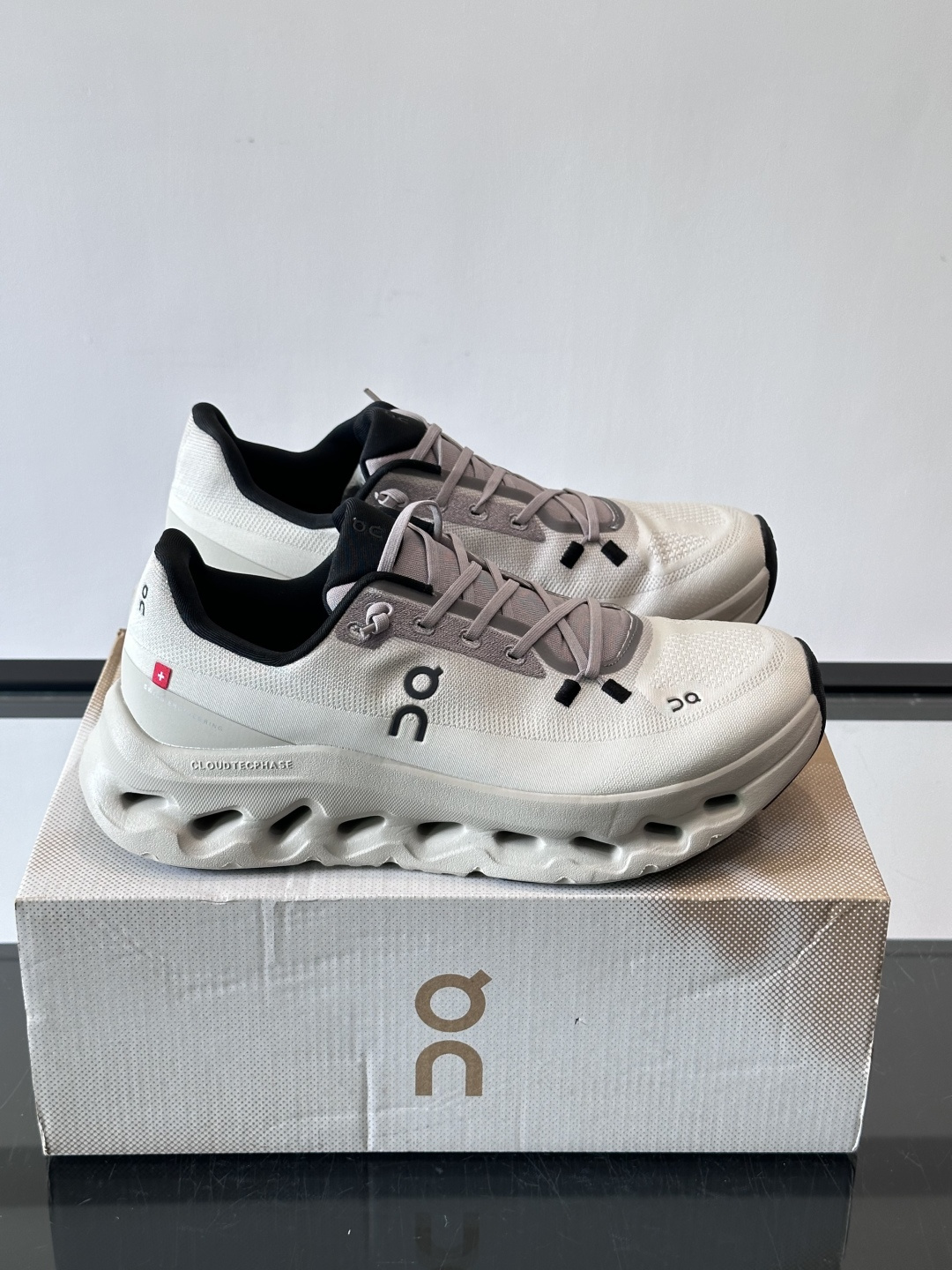 🌸On Cloudtilt情侣款👫跑鞋，瑞士品牌On昂跑出品，主打轻量化和缓震性能。鞋面采用透气网布，适