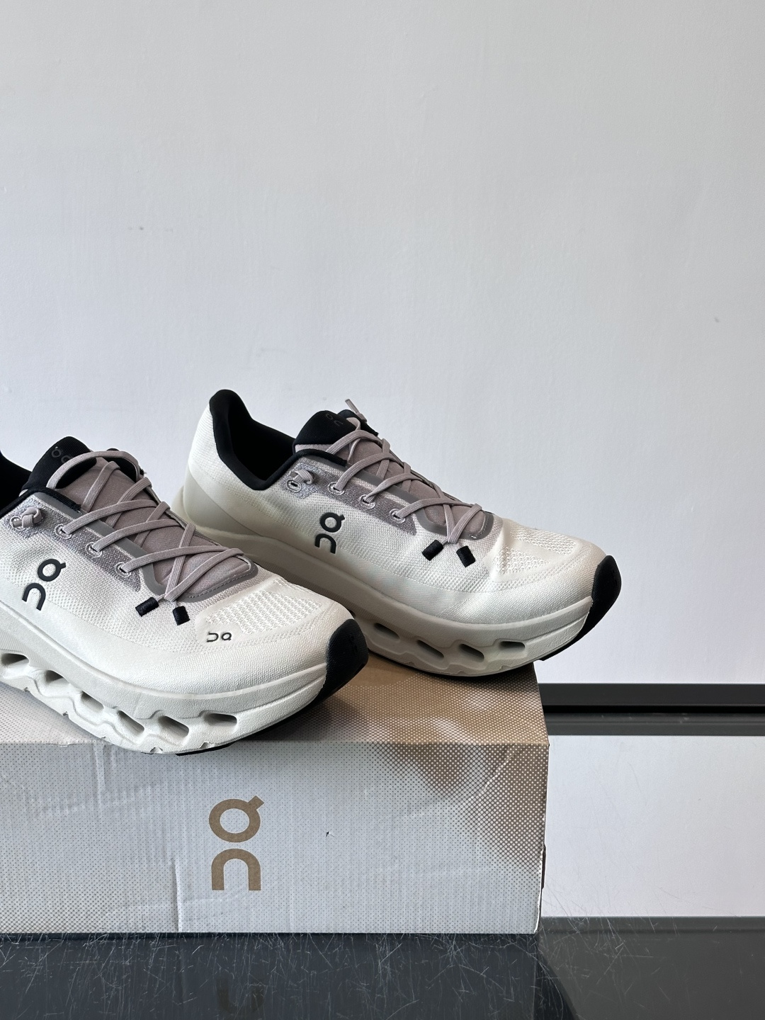 🌸On Cloudtilt情侣款👫跑鞋，瑞士品牌On昂跑出品，主打轻量化和缓震性能。鞋面采用透气网布，适