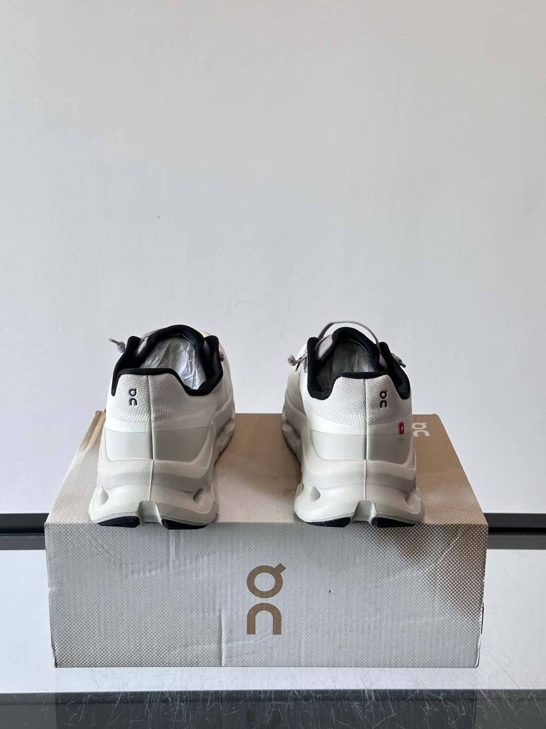 🌸On Cloudtilt情侣款👫跑鞋，瑞士品牌On昂跑出品，主打轻量化和缓震性能。鞋面采用透气网布，适