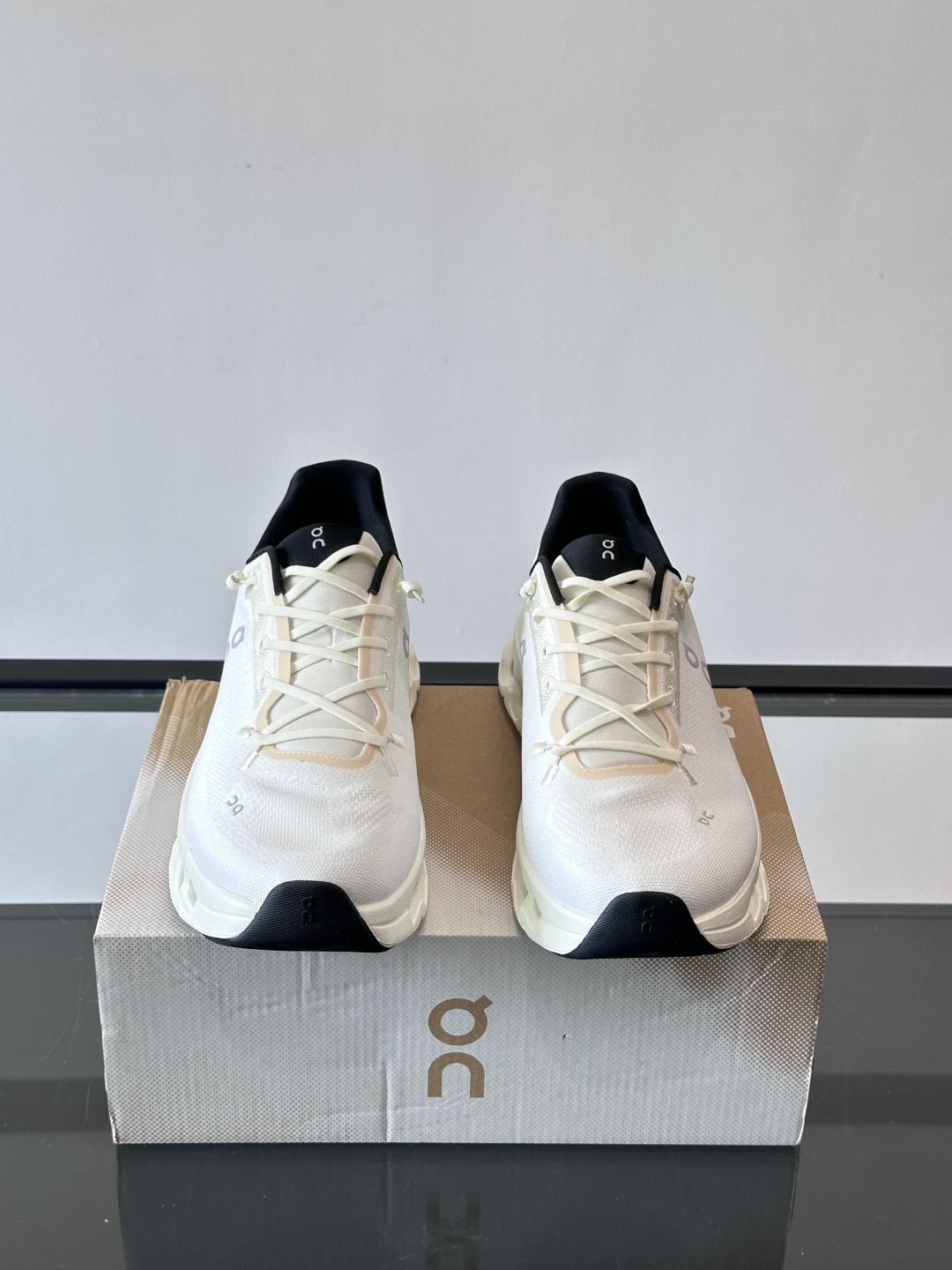 🌸On Cloudtilt情侣款👫跑鞋，瑞士品牌On昂跑出品，主打轻量化和缓震性能。鞋面采用透气网布，适