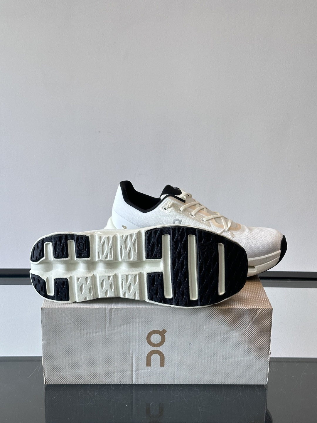 🌸On Cloudtilt情侣款👫跑鞋，瑞士品牌On昂跑出品，主打轻量化和缓震性能。鞋面采用透气网布，适