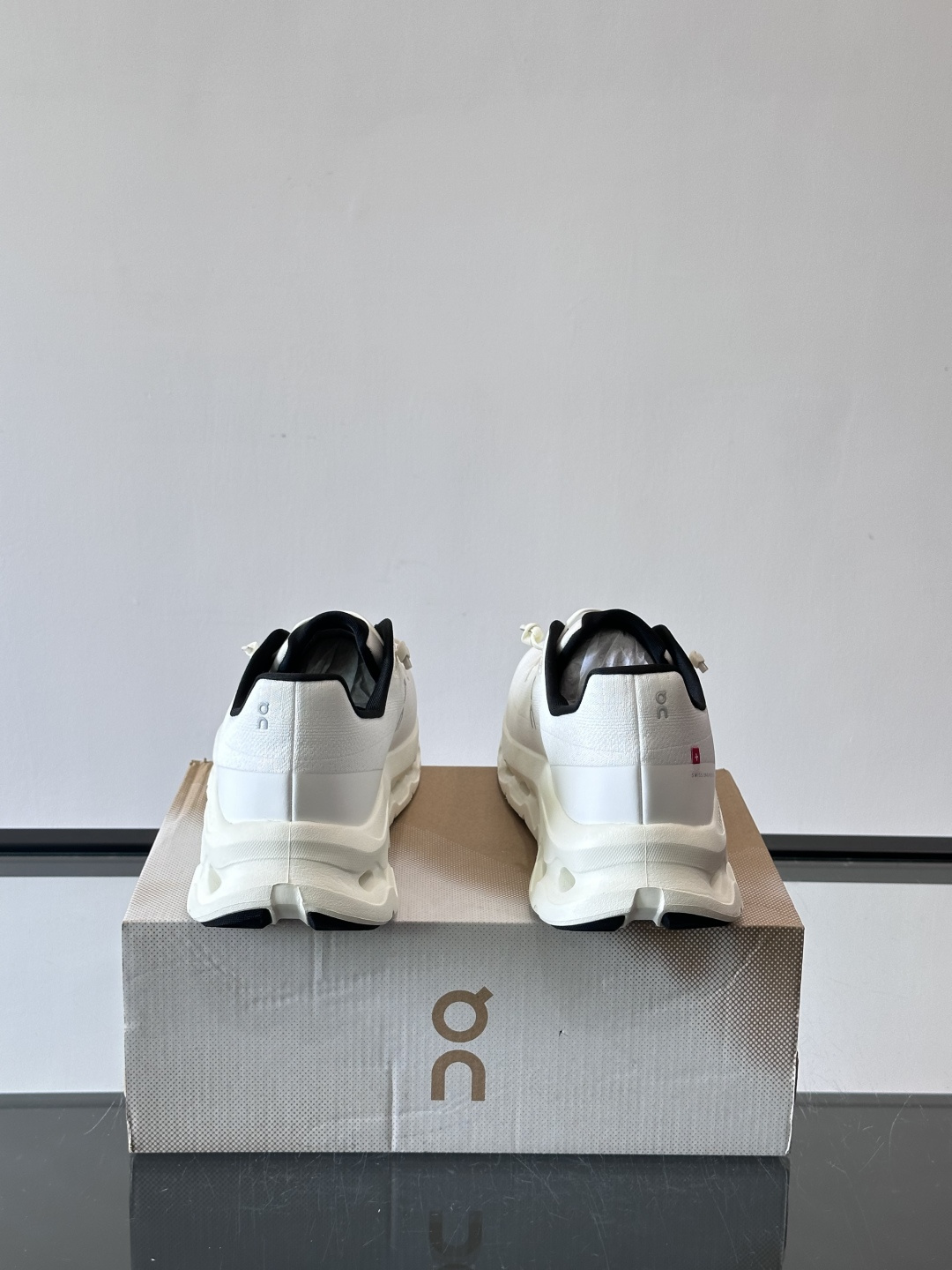 🌸On Cloudtilt情侣款👫跑鞋，瑞士品牌On昂跑出品，主打轻量化和缓震性能。鞋面采用透气网布，适