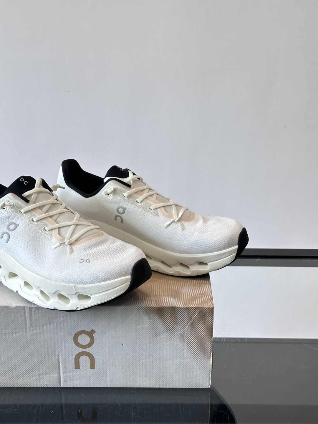 🌸On Cloudtilt情侣款👫跑鞋，瑞士品牌On昂跑出品，主打轻量化和缓震性能。鞋面采用透气网布，适