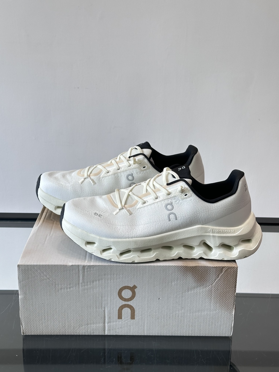 🌸On Cloudtilt情侣款👫跑鞋，瑞士品牌On昂跑出品，主打轻量化和缓震性能。鞋面采用透气网布，适