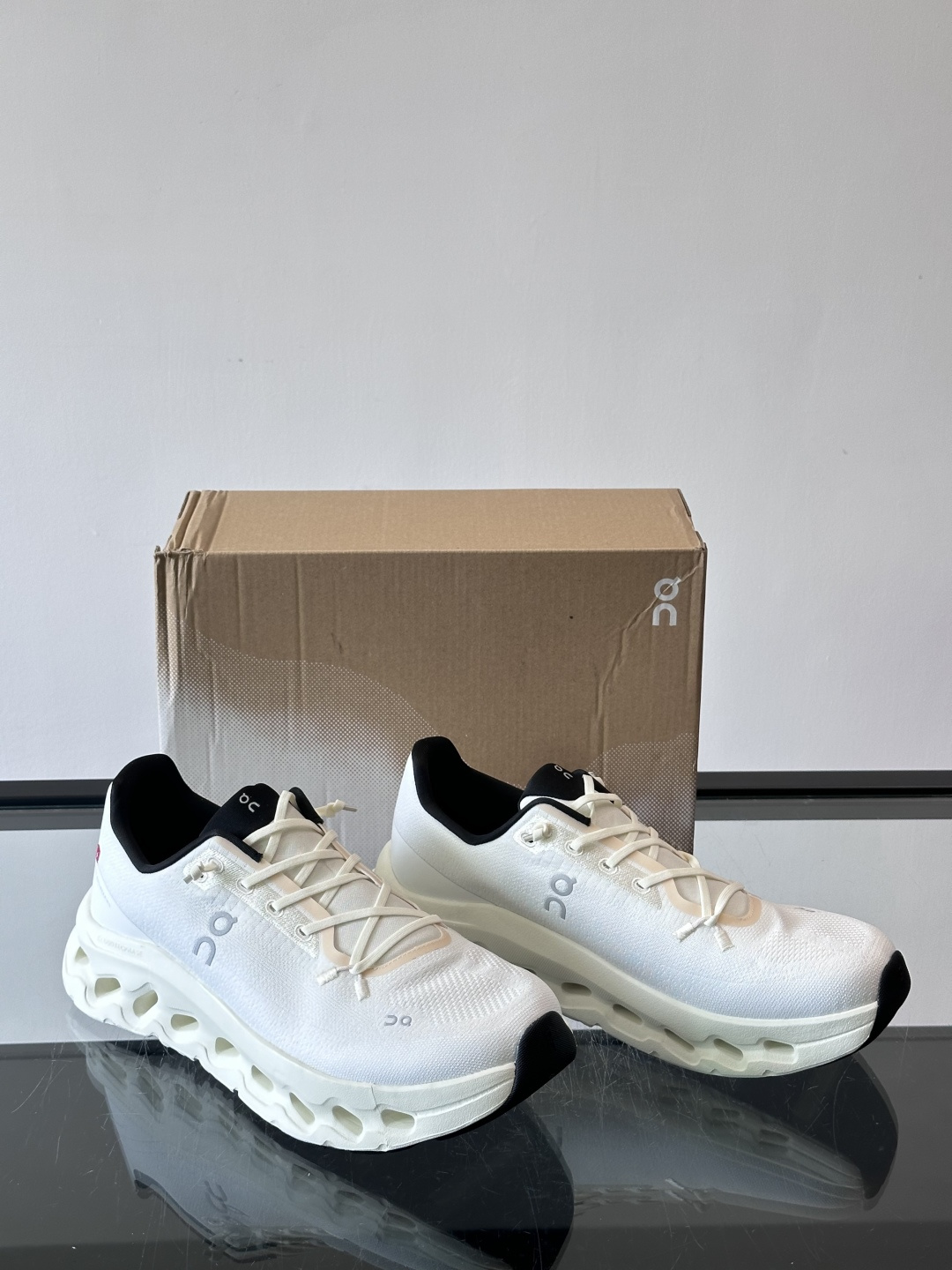 🌸On Cloudtilt情侣款👫跑鞋，瑞士品牌On昂跑出品，主打轻量化和缓震性能。鞋面采用透气网布，适