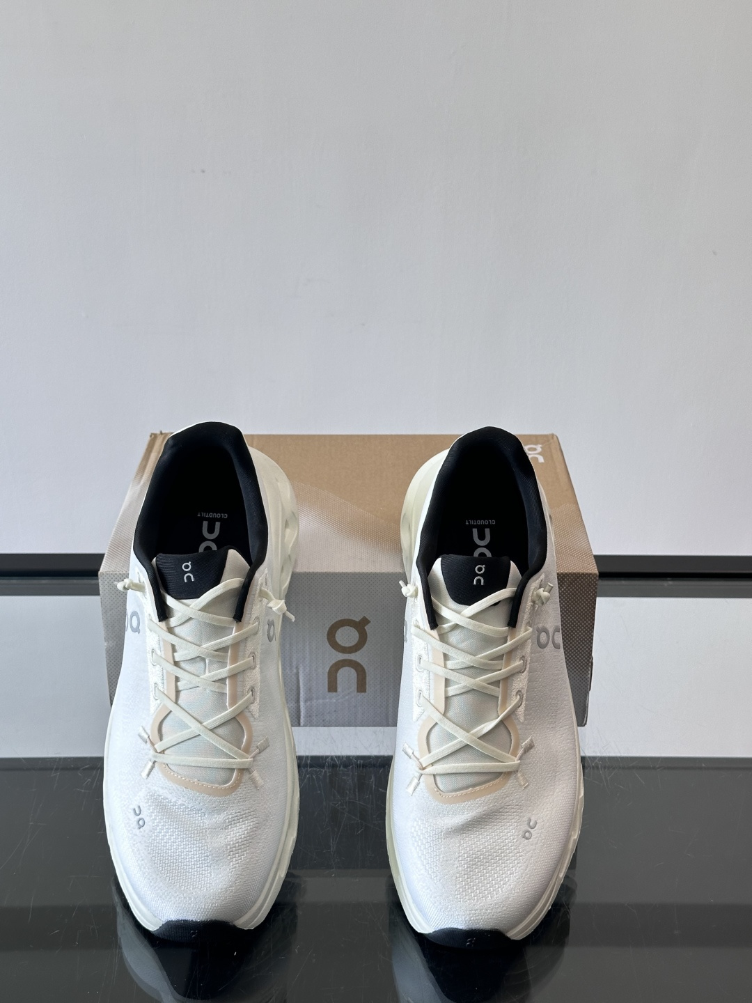 🌸On Cloudtilt情侣款👫跑鞋，瑞士品牌On昂跑出品，主打轻量化和缓震性能。鞋面采用透气网布，适