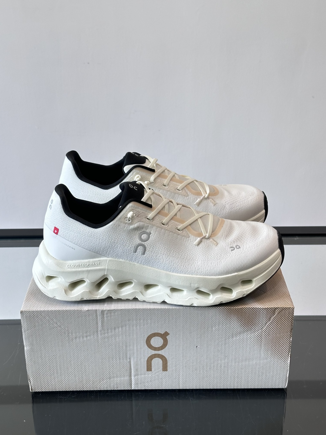 🌸On Cloudtilt情侣款👫跑鞋，瑞士品牌On昂跑出品，主打轻量化和缓震性能。鞋面采用透气网布，适