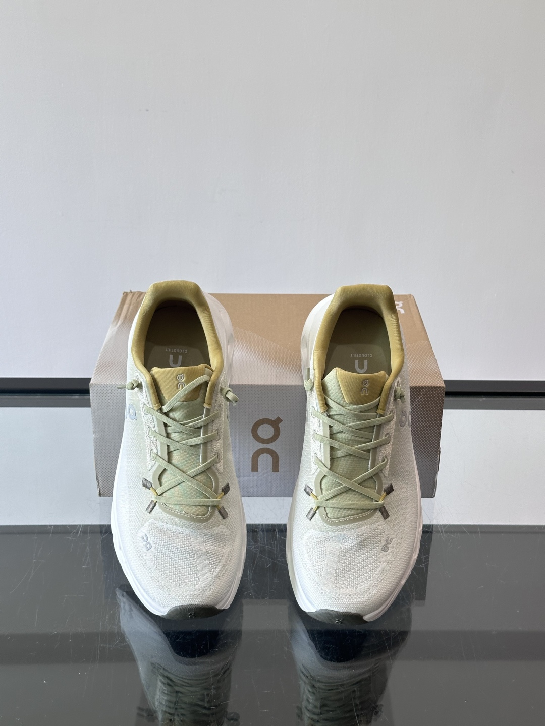 🌸On Cloudtilt情侣款👫跑鞋，瑞士品牌On昂跑出品，主打轻量化和缓震性能。鞋面采用透气网布，适