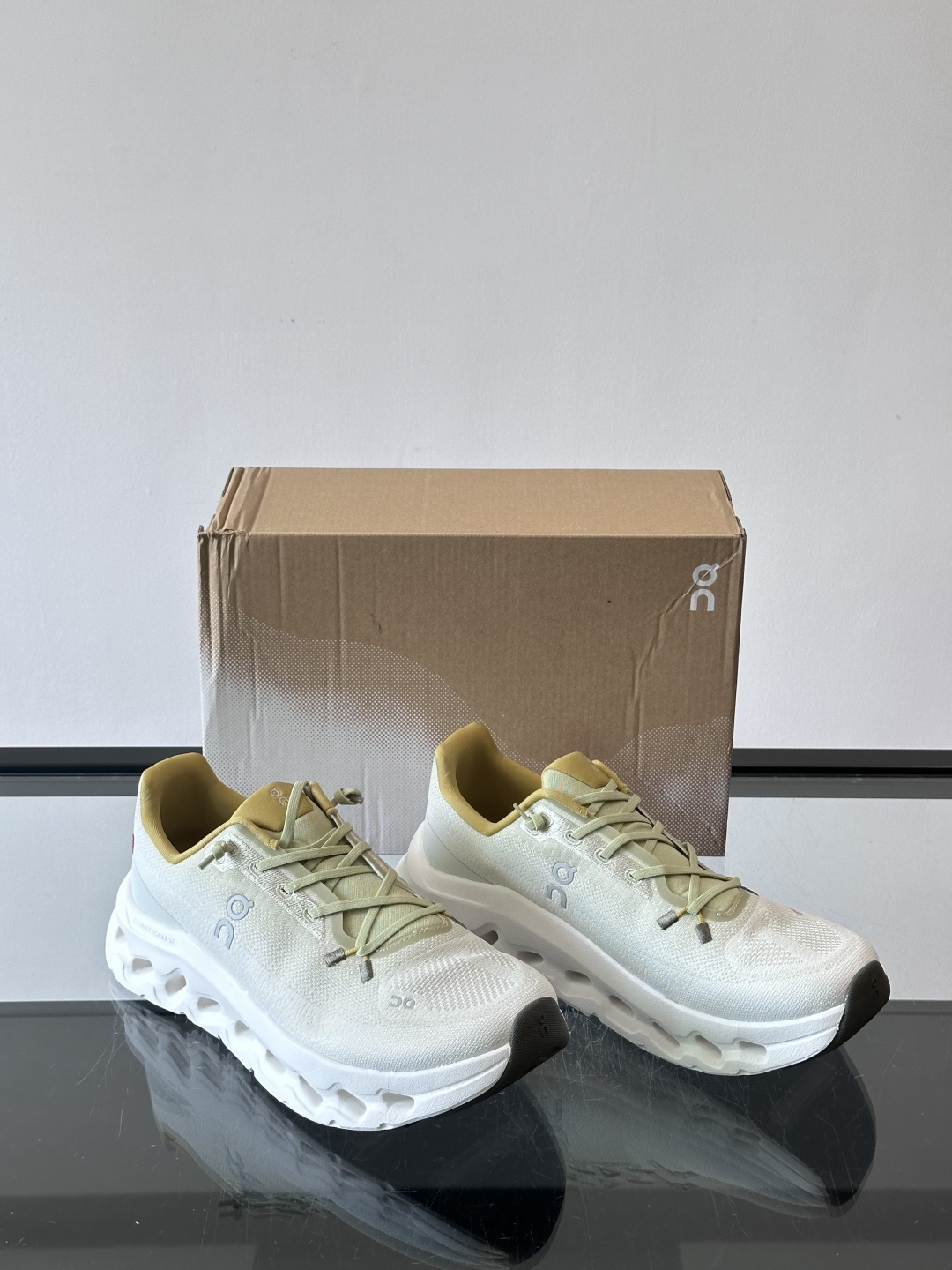 🌸On Cloudtilt情侣款👫跑鞋，瑞士品牌On昂跑出品，主打轻量化和缓震性能。鞋面采用透气网布，适