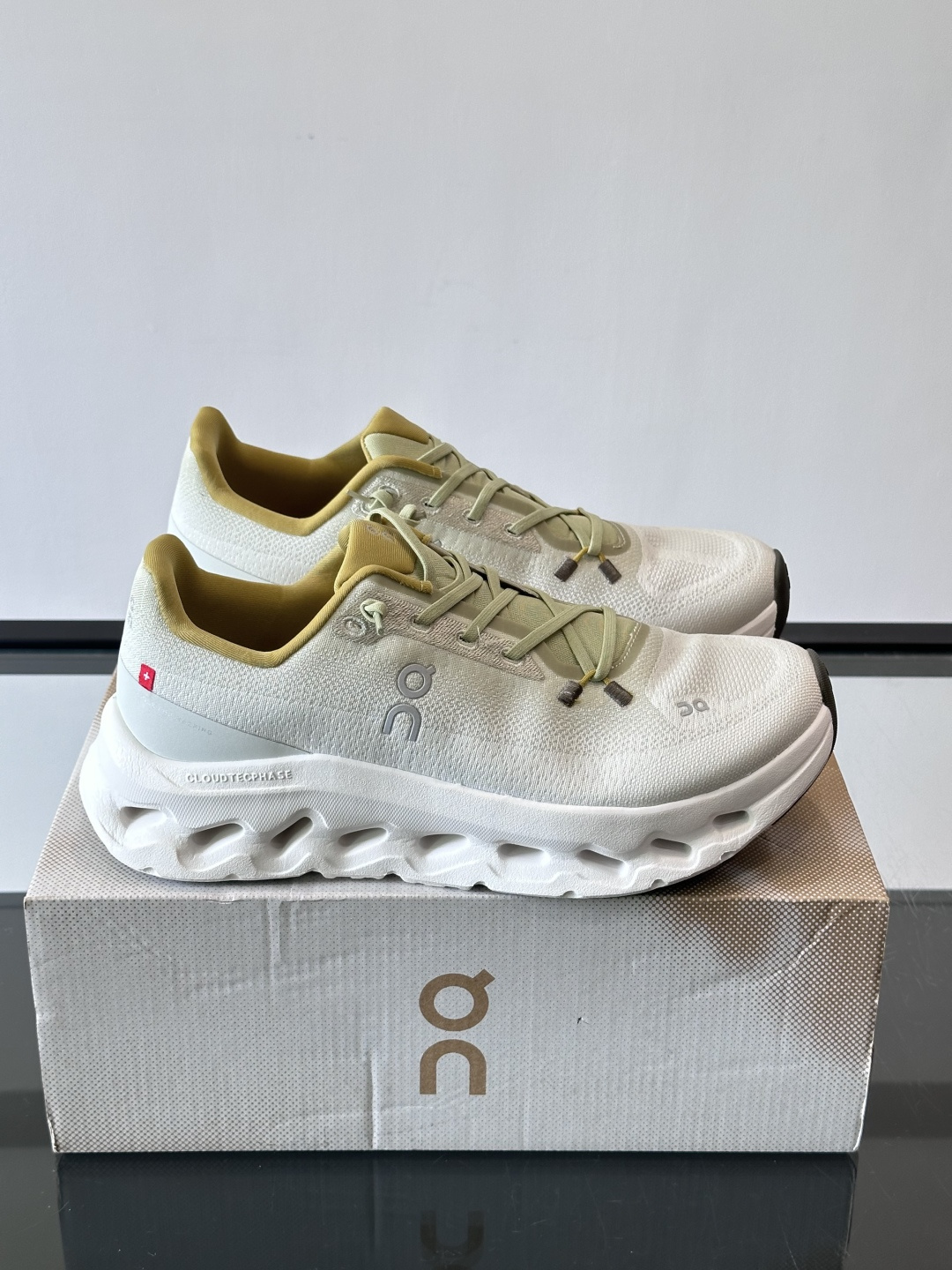 🌸On Cloudtilt情侣款👫跑鞋，瑞士品牌On昂跑出品，主打轻量化和缓震性能。鞋面采用透气网布，适